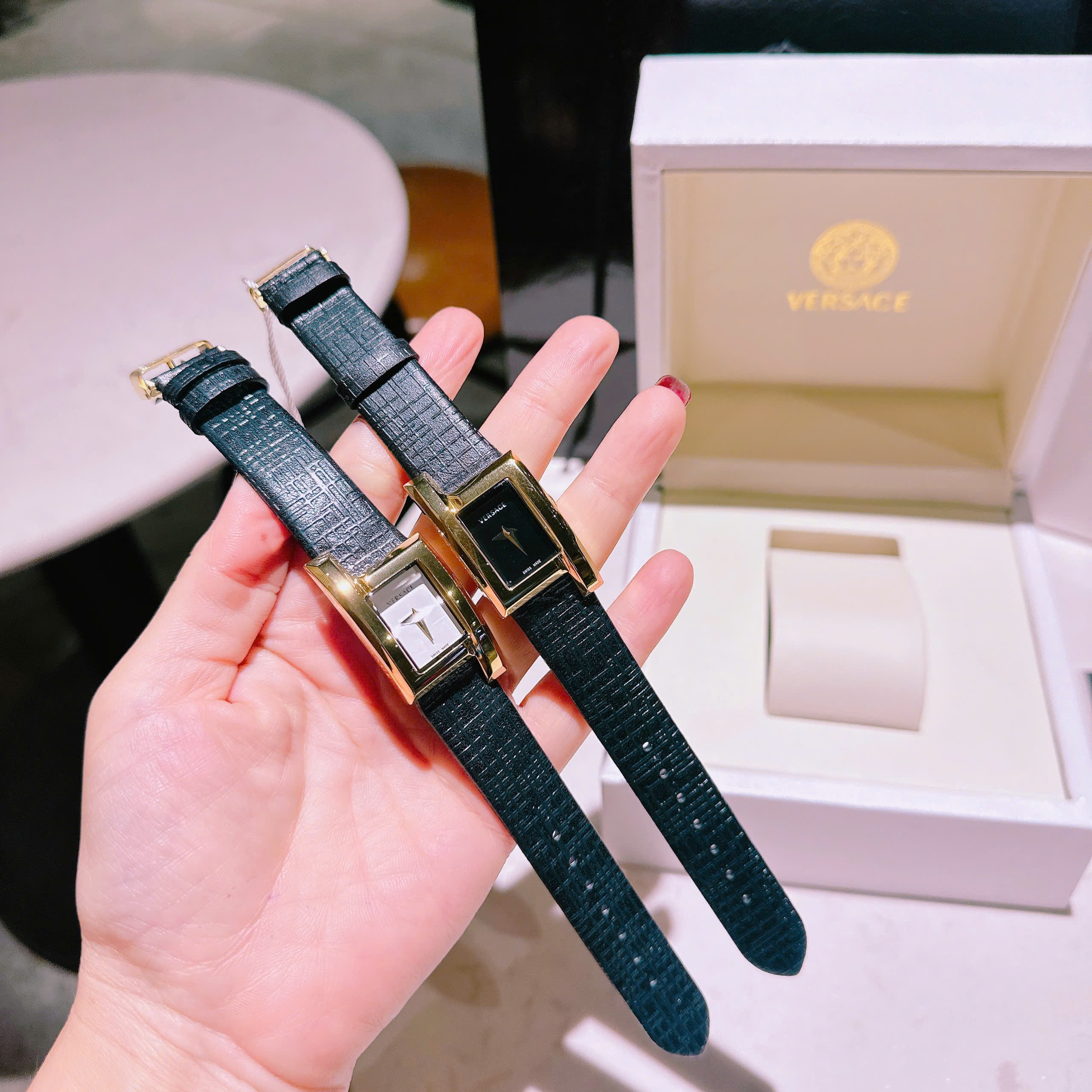 Đồng Hồ Versace Greca Icon |Nữ Giới |Mặt Chữ Nhật Trắng |Vàng Gold |Dây Da Đen |Máy Pin (Quartz) |Size 21x39mm |donghogiatot.vn