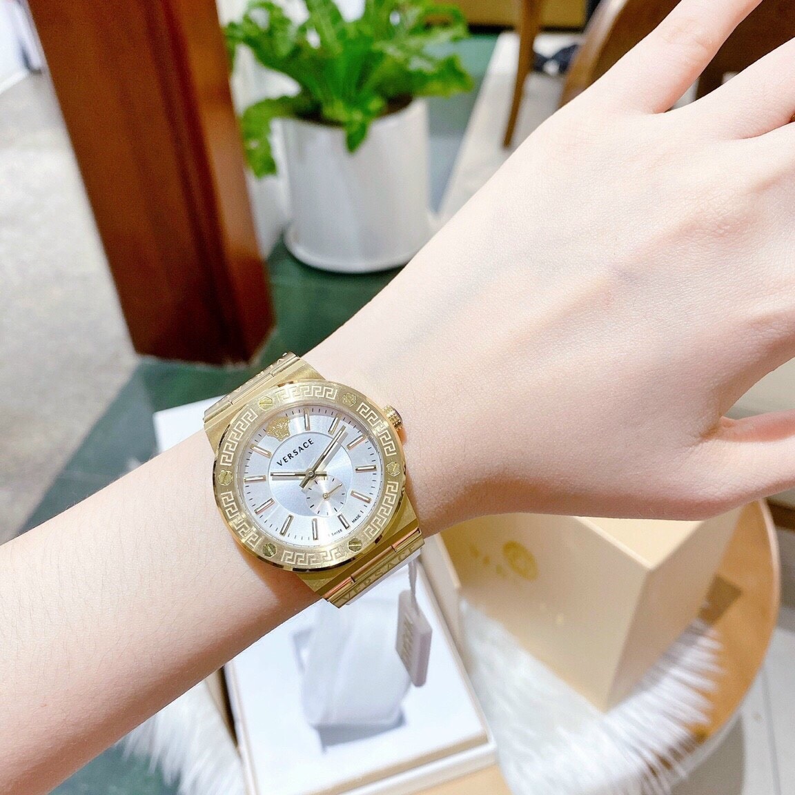 Đồng Hồ Versace Greca Logo |Nữ Giới |3 Kim |Vàng Gold |Dây Da Trắng |Máy Pin (Quartz) |Size 38mm |donghogiatot.vn