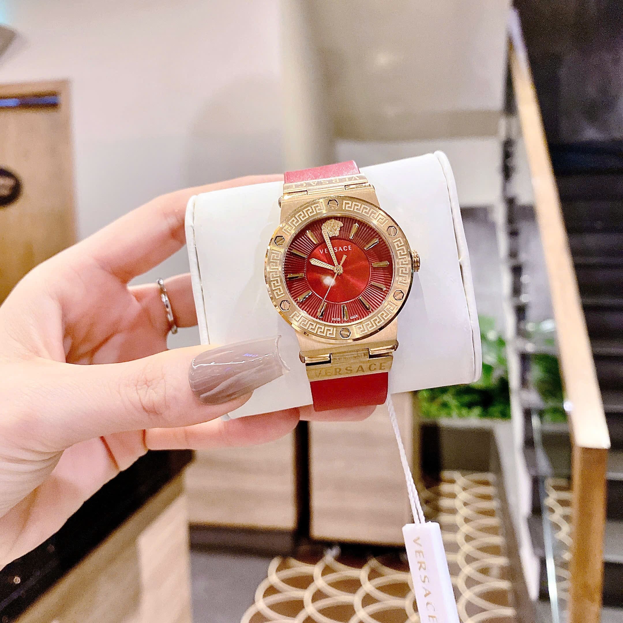 Đồng Hồ Versace Greca Logo |Nữ Giới |Mặt Tròn |Vàng Gold |Dây Da Đỏ |Máy Pin (Quartz) |Size 38mm |donghogiatot.vn