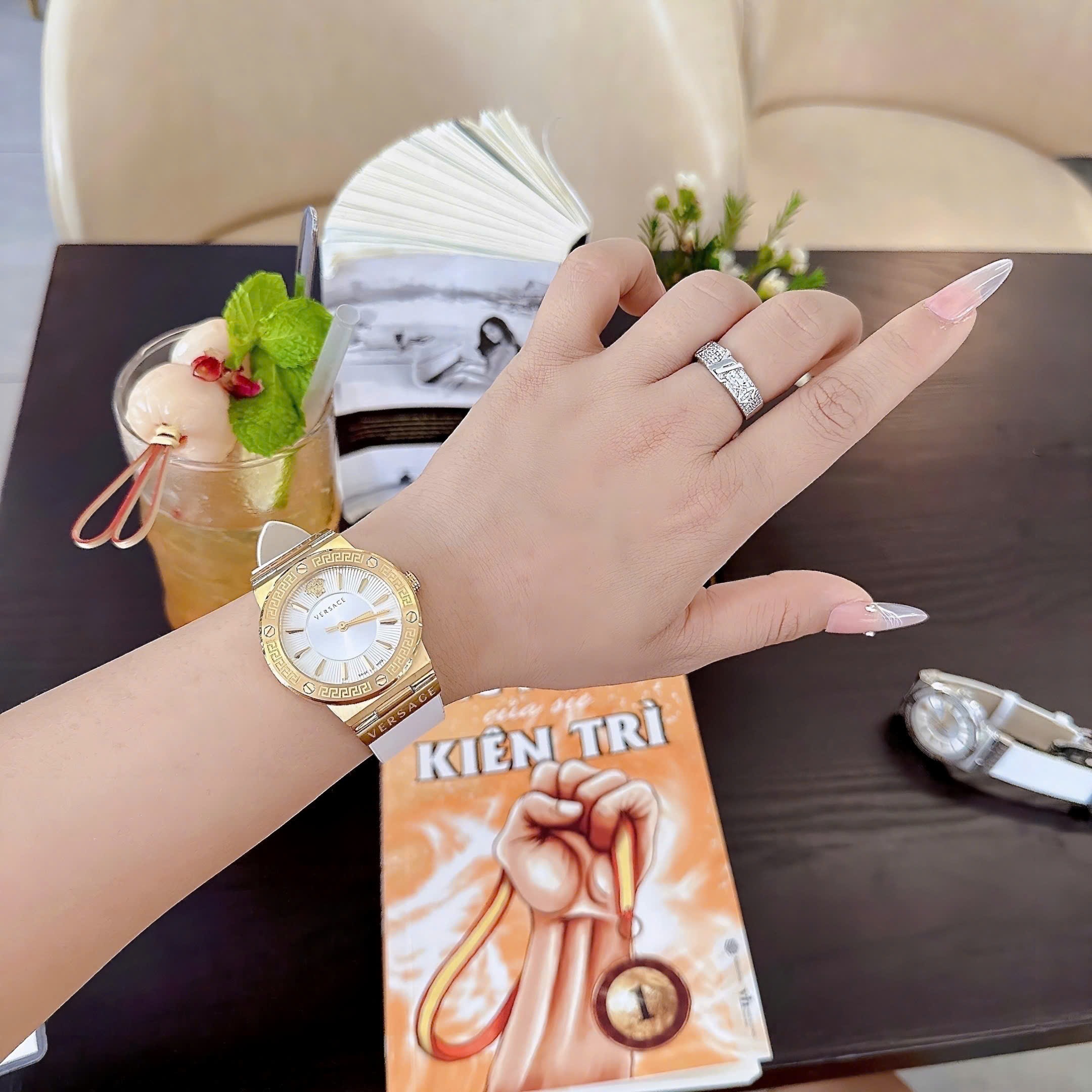 Đồng Hồ Versace Greca Logo |Nữ Giới |Mặt Tròn |Vàng Gold |Dây Da Trắng |Máy Pin (Quartz) |Size 38mm |donghogiatot.vn