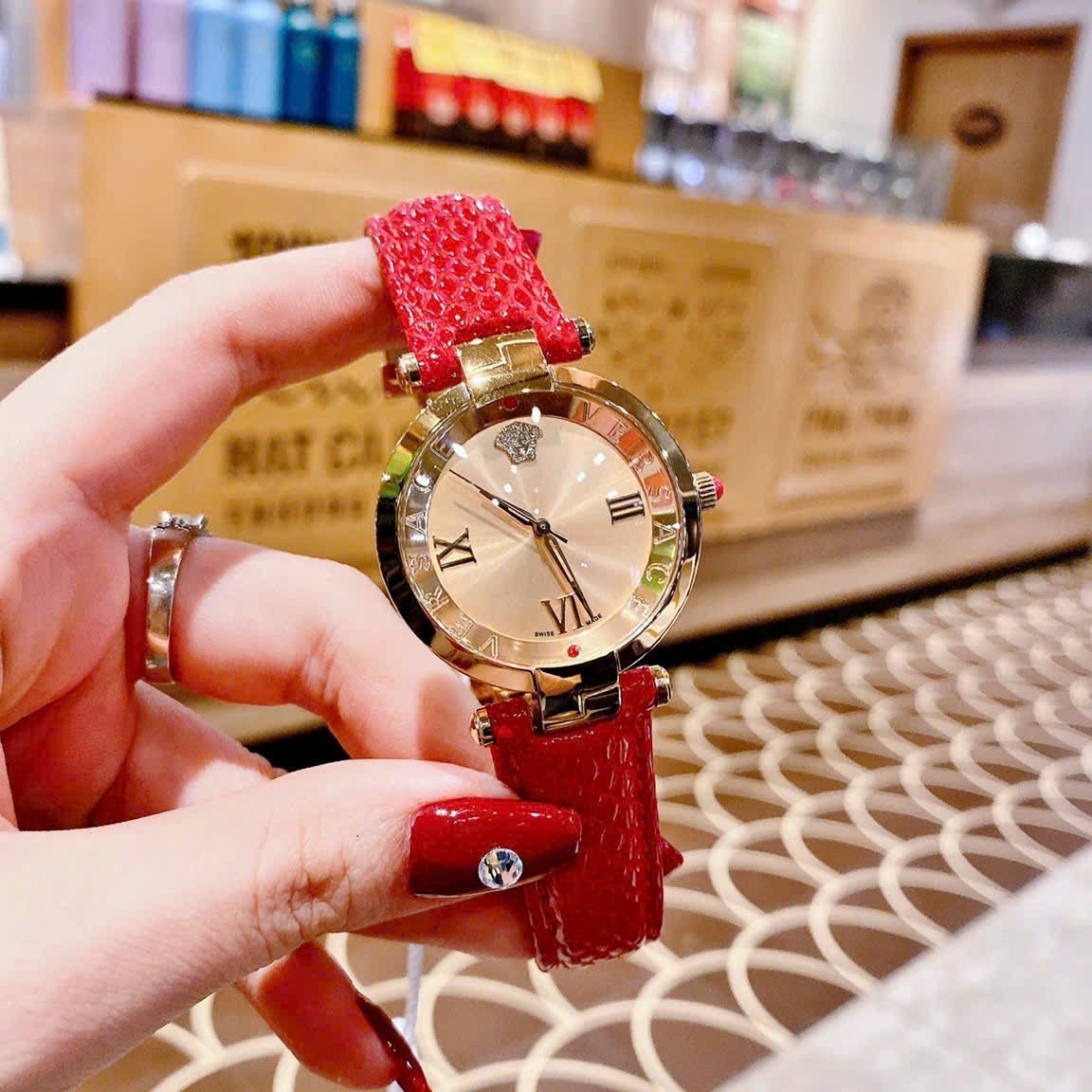 Đồng Hồ Versace Revive |Nữ Giới |Mặt Vàng Gold |Dây Da Đỏ |Máy Pin (Quartz) |Size 35mm |donghogiatot.vn