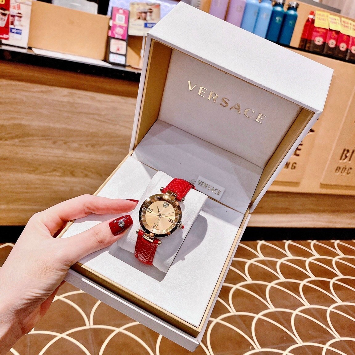 Đồng Hồ Versace Revive |Nữ Giới |Mặt Vàng Gold |Dây Da Đỏ |Máy Pin (Quartz) |Size 35mm |donghogiatot.vn