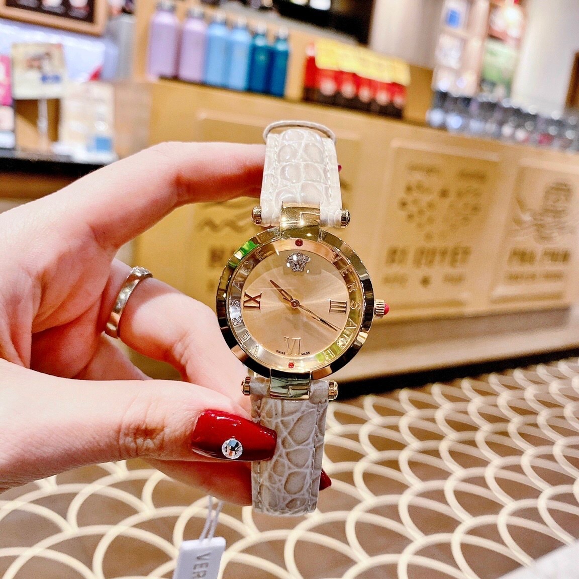 Đồng Hồ Versace Revive |Nữ Giới |Vàng Gold |Tráng Gương |Dây Da Nude |Máy Pin (Quartz) |Size 35mm |donghogiatot.vn