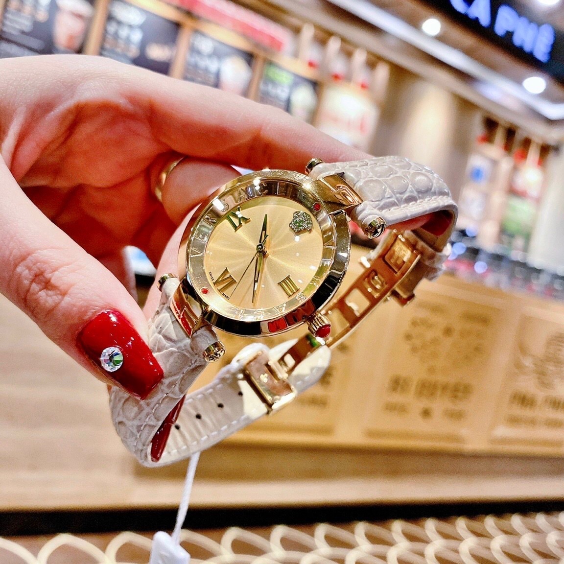 Đồng Hồ Versace Revive |Nữ Giới |Vàng Gold |Tráng Gương |Dây Da Nude |Máy Pin (Quartz) |Size 35mm |donghogiatot.vn