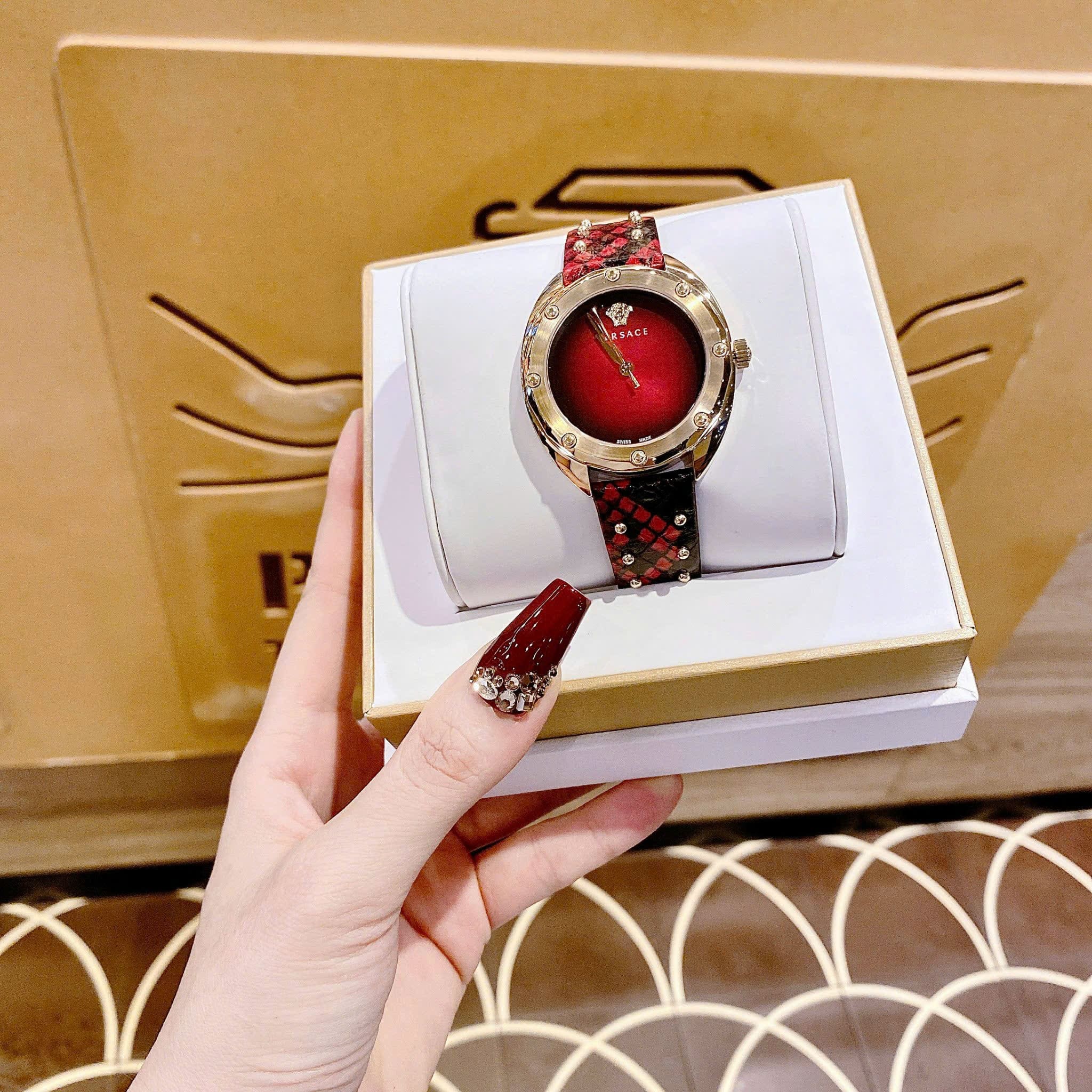 Đồng Hồ Versace Shadov |Nữ Giới |Mặt Tròn |Vàng Gold |Dây Da Đỏ |Máy Pin (Quartz) |Size 38mm |donghogiatot.vn