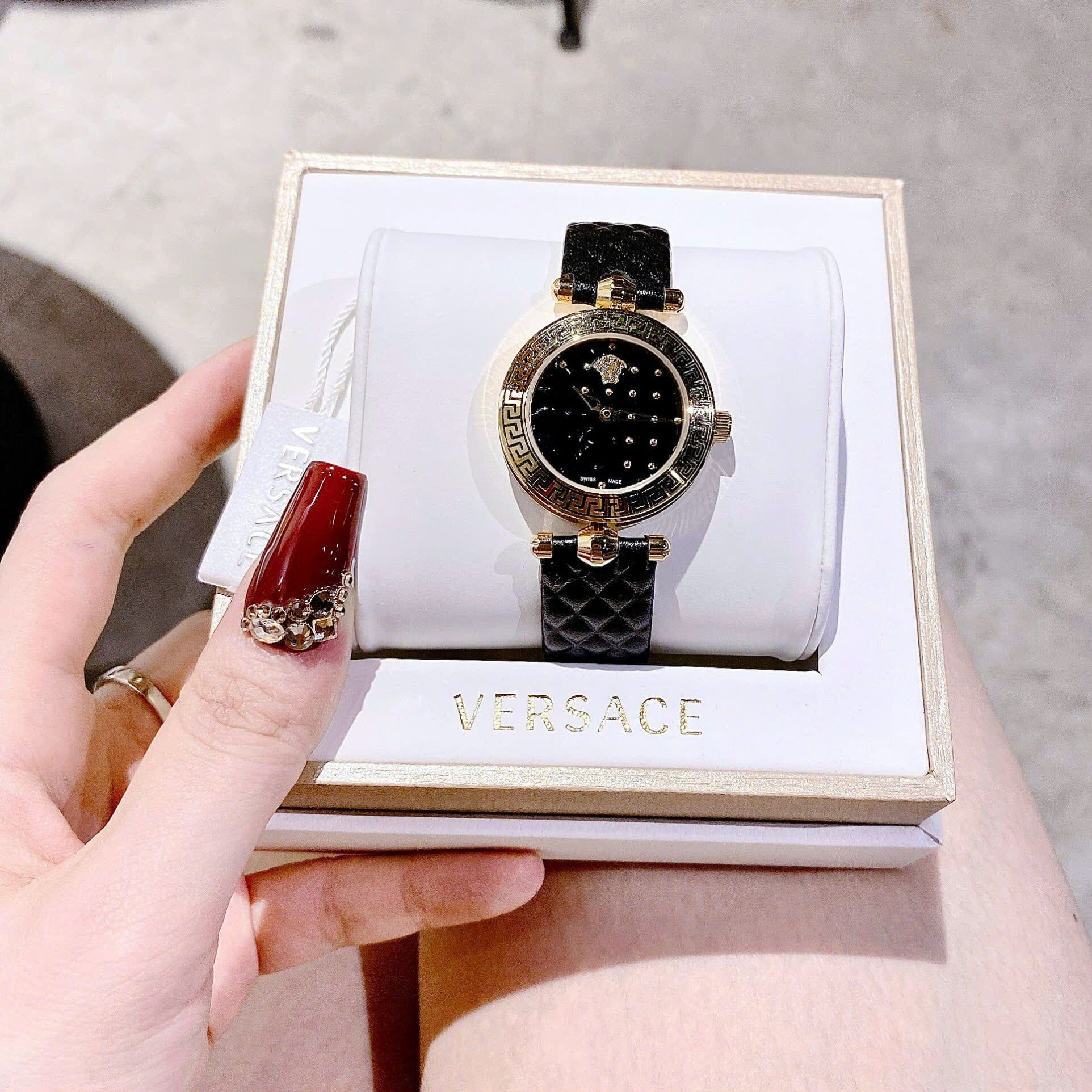 Đồng Hồ Versace Vanitas |Nữ Giới |Vàng Gold |Dây Da Màu Đen |Máy Pin (Quartz) |Size 30mm |donghogiatot.vn