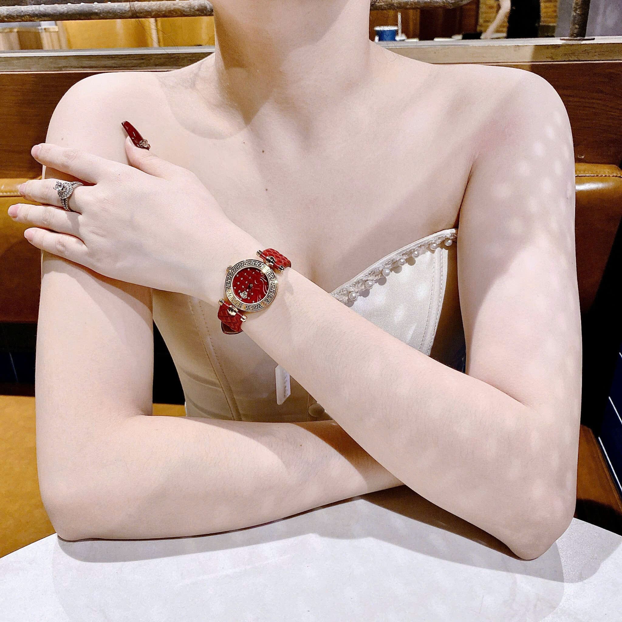 Đồng Hồ Versace Vanitas |Nữ Giới |Vàng Gold |Dây Da Màu Đỏ |Máy Pin (Quartz) |Size 30mm |donghogiatot.vn