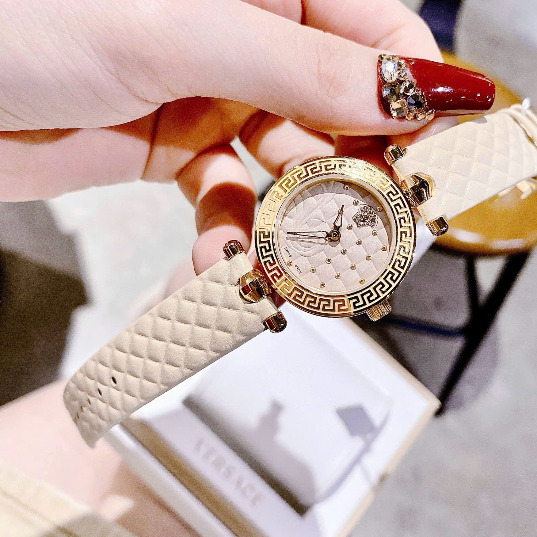 Đồng Hồ Versace Vanitas |Nữ Giới |Vàng Gold |Dây Da Màu Nude |Máy Pin (Quartz) |Size 30mm |donghogiatot.vn