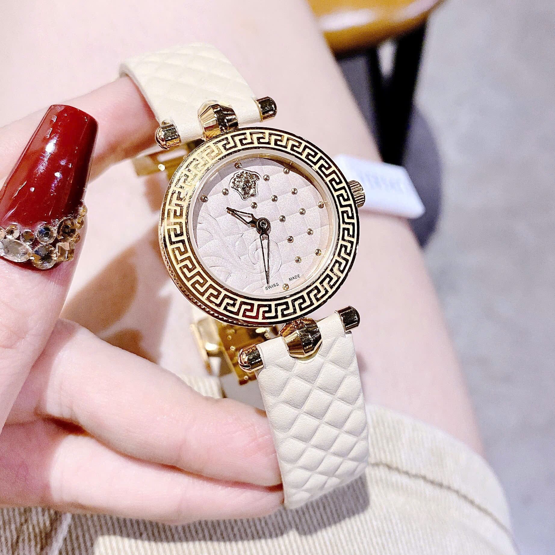 Đồng Hồ Versace Vanitas |Nữ Giới |Vàng Gold |Dây Da Màu Nude |Máy Pin (Quartz) |Size 30mm |donghogiatot.vn