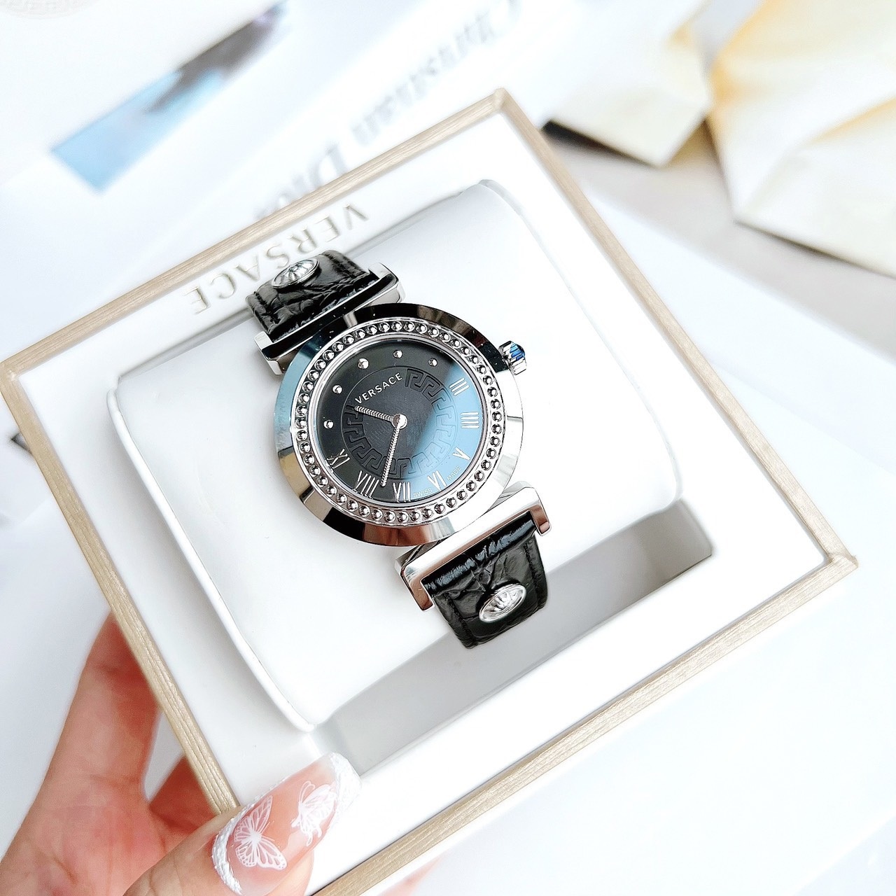 Đồng Hồ Versace Vanity |Nữ Giới |Trắng Silver |Dây Da Màu Đen |Máy Pin (Quartz) |Size 35mm |donghogiatot.vn