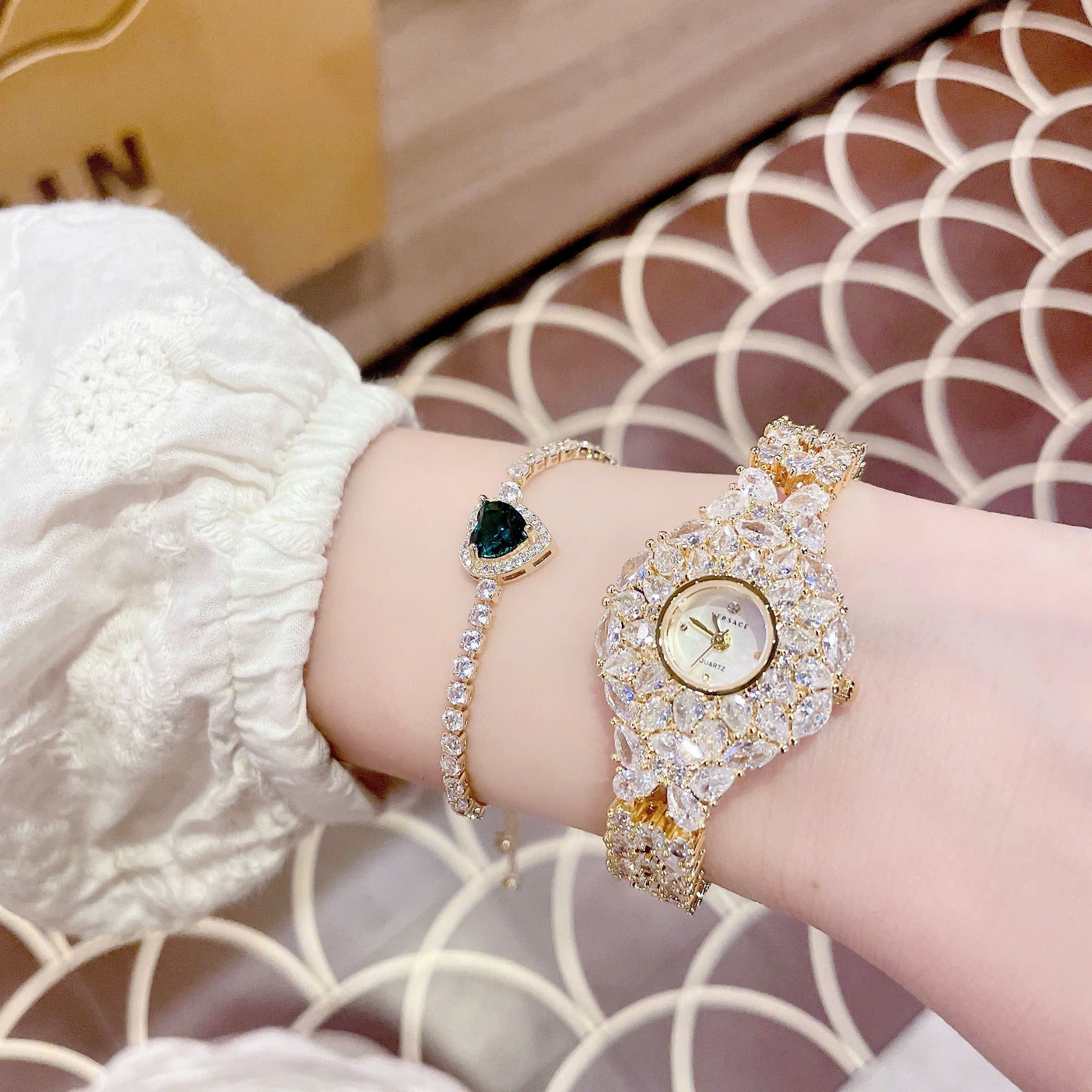 Đồng Hồ Versace Mặt Đính Pha Lê |Nữ Giới |Bông Hoa |Lắc Tay Vàng Gold |Máy Pin (Quartz) |Size 33mm |donghogiatot.vn