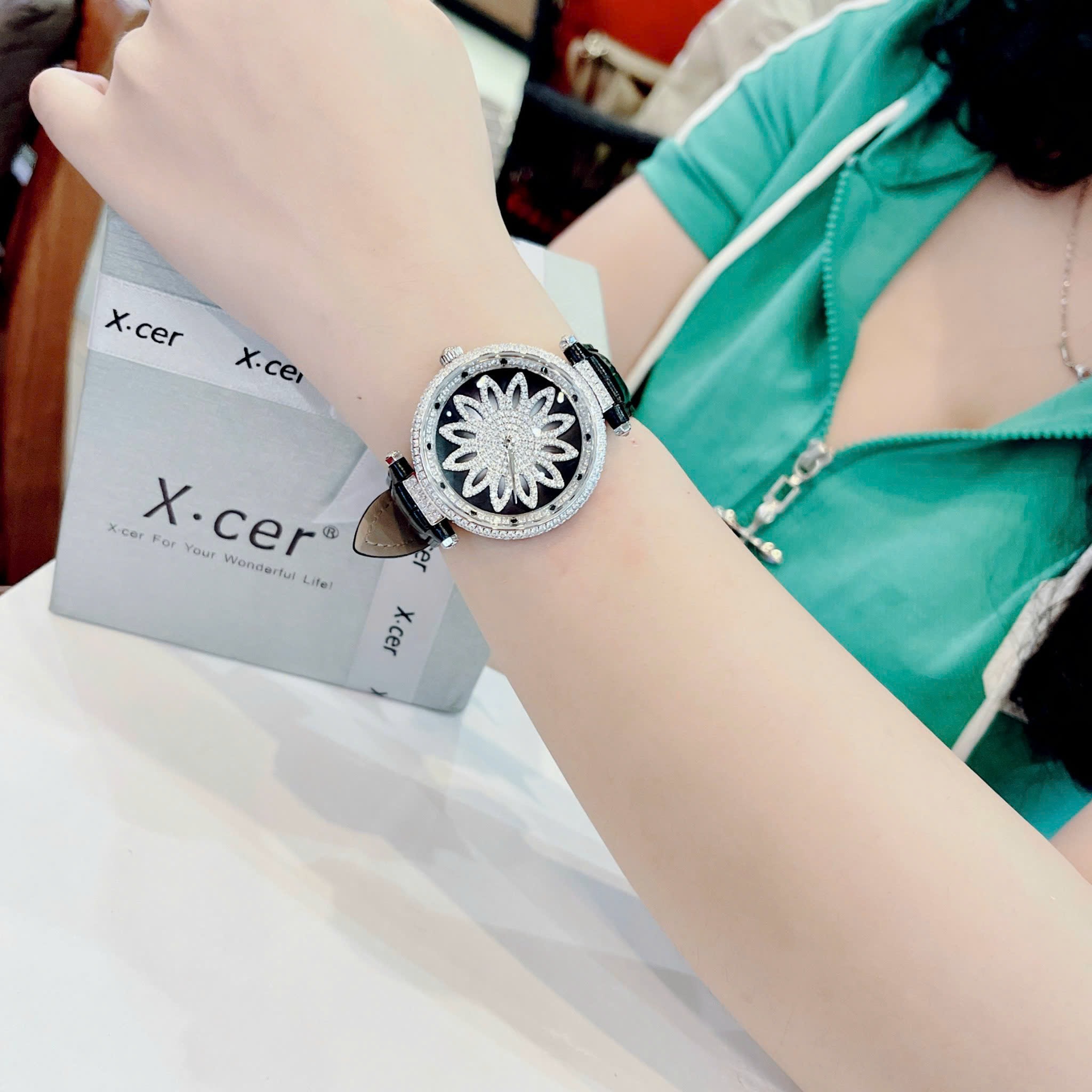 Đồng Hồ Xcer Bông Hoa Xoay |Nữ Giới |Đính Đá |Silver |Dây Da Màu Đen |Máy Pin (Quartz) |Size 39mm |donghogiatot.vn