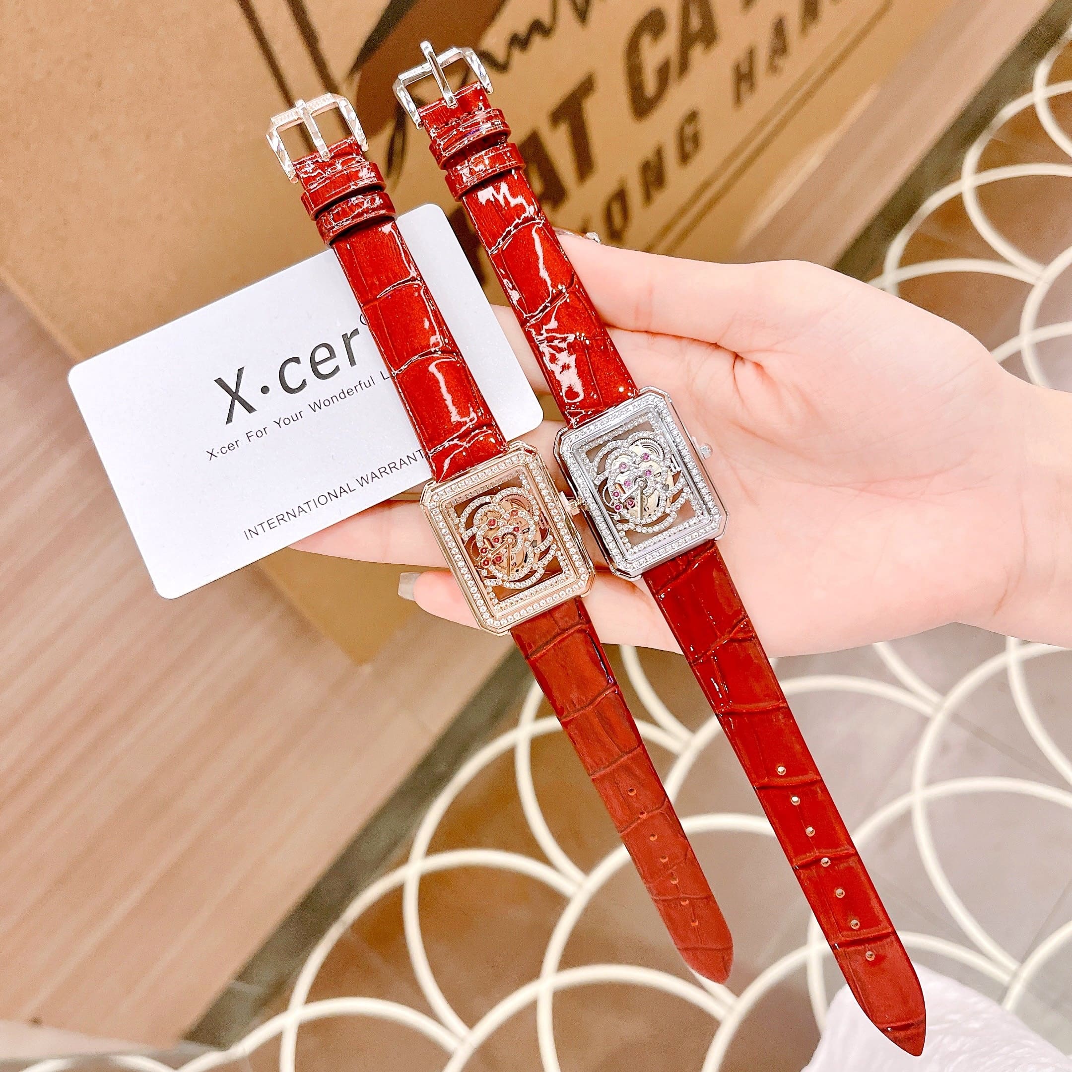Đồng Hồ Xcer Lộ Máy |Nữ Giới |Mặt Chữ Nhật |Đính Đá |Rose Gold |Dây Da Đỏ |Máy Pin (Quartz) |Size 32mm |donghogiatot.vn