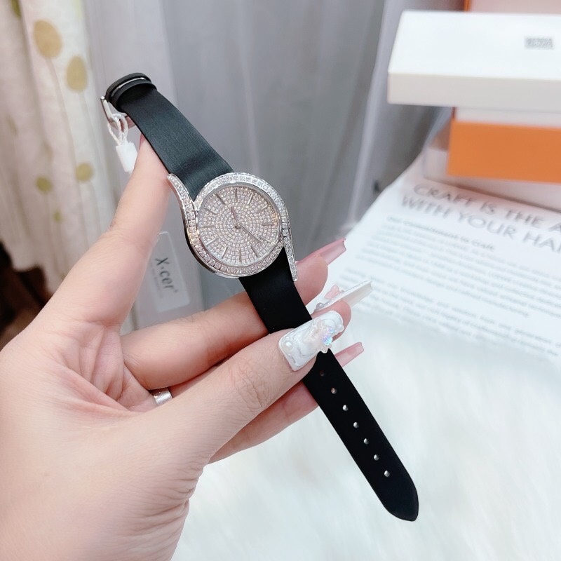 Đồng Hồ Xcer Mặt Chữ S |Nữ Giới |Full Đá |Silver |Dây Da Satin Đen |Máy Pin (Quartz) |Size 32mm |donghogiatot.vn