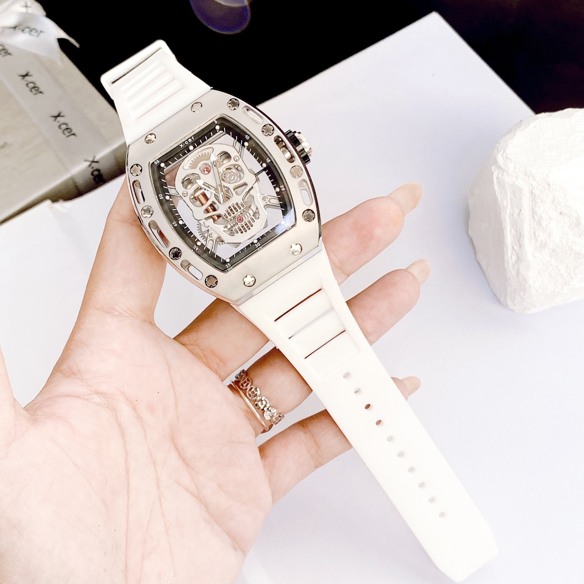 Đồng Hồ Xcer Mặt Oval |Nam Giới |Hình Đầu Lâu |Silver |Dây Silicone Trắng |Máy Pin (Quartz) |Size 42mm |donghogiatot.vn