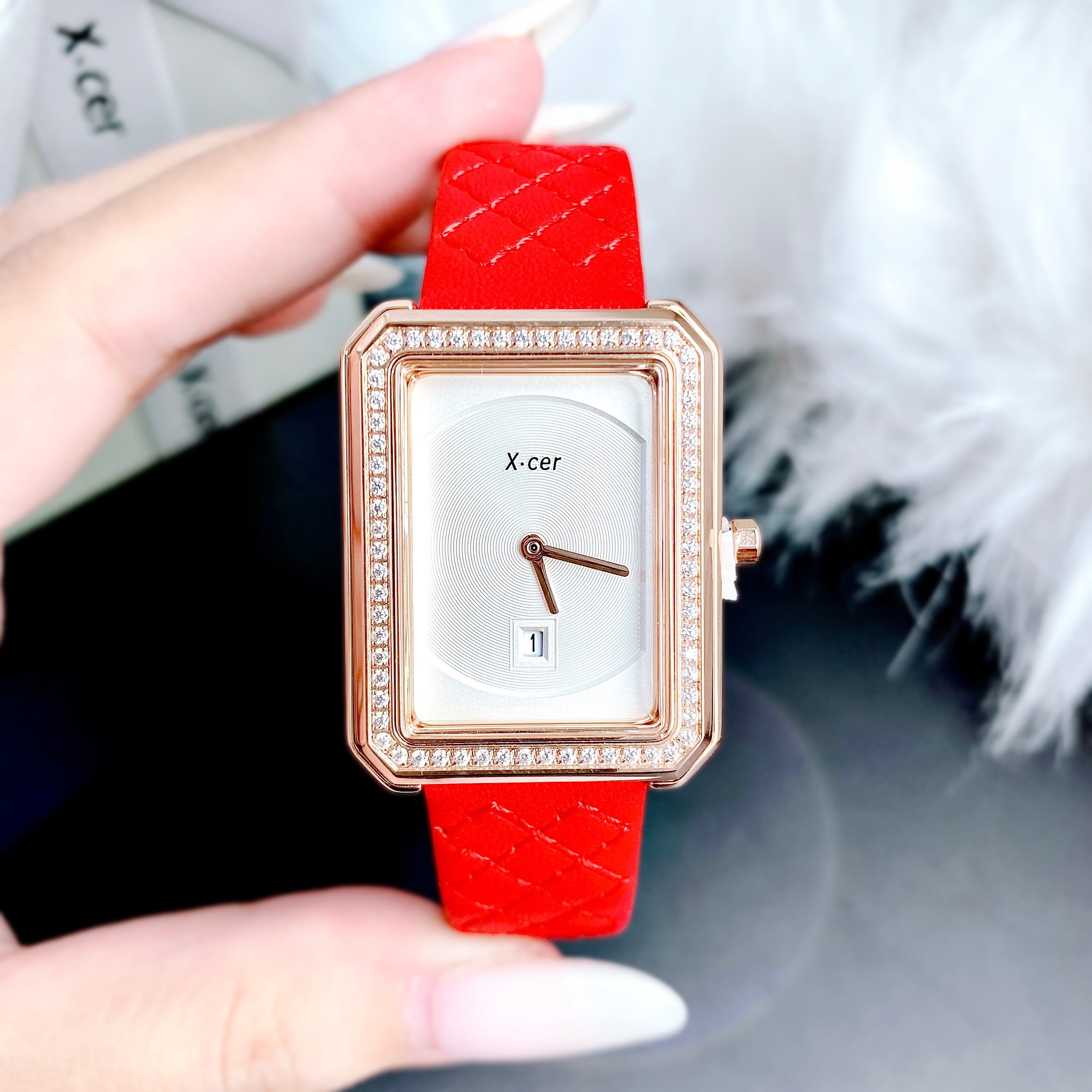 Đồng Hồ Xcer Mặt Vuông Trắng |Nữ Giới |Đính Đá |Rose Gold |Dây Da Đỏ |Máy Pin (Quartz) |Size 28mm |donghogiatot.vn