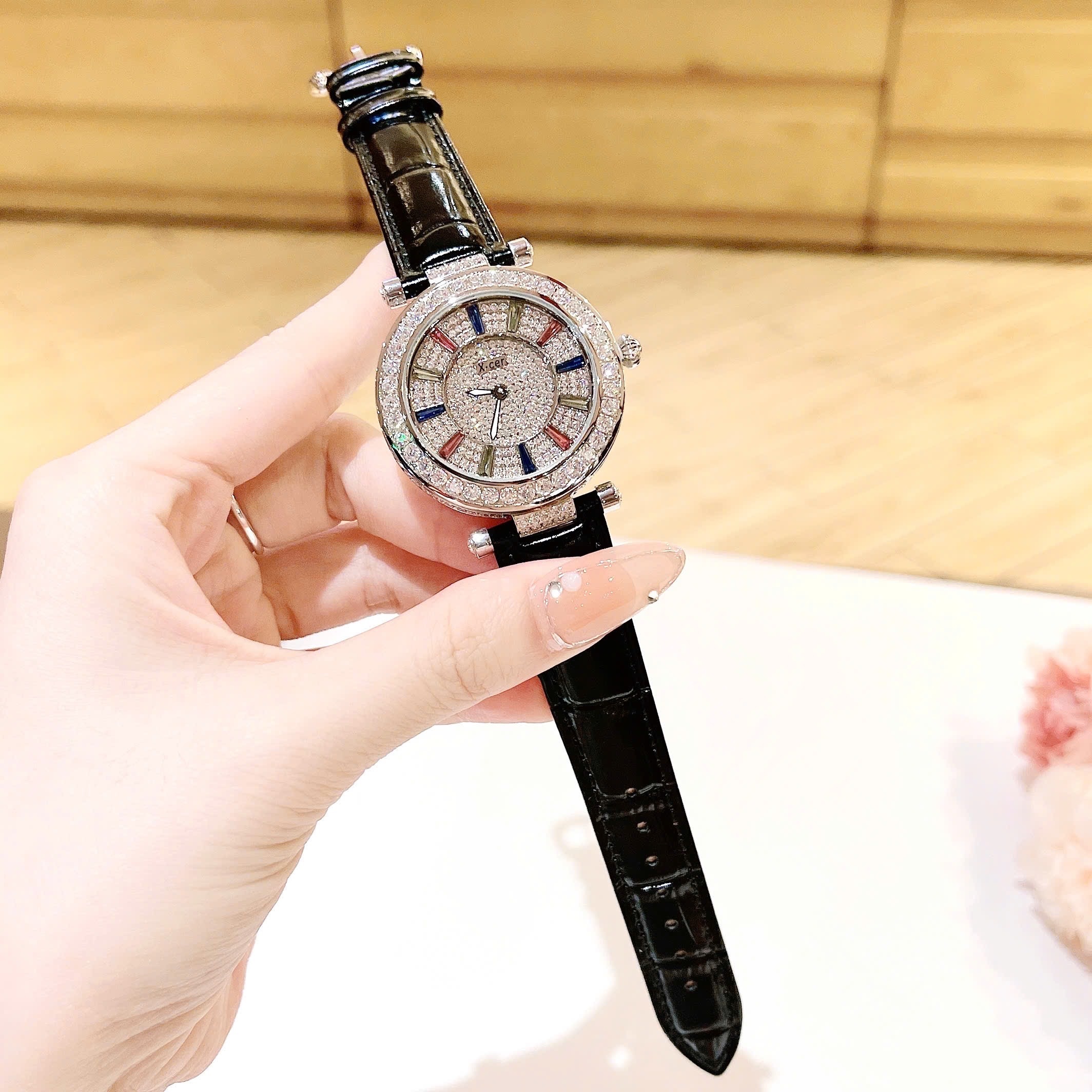 Đồng Hồ Xcer Ông Mặt Trời |Nữ Giới |Đính Đá |Silver |Dây Da Đen |Máy Pin (Quartz) |Size 38mm |donghogiatot.vn