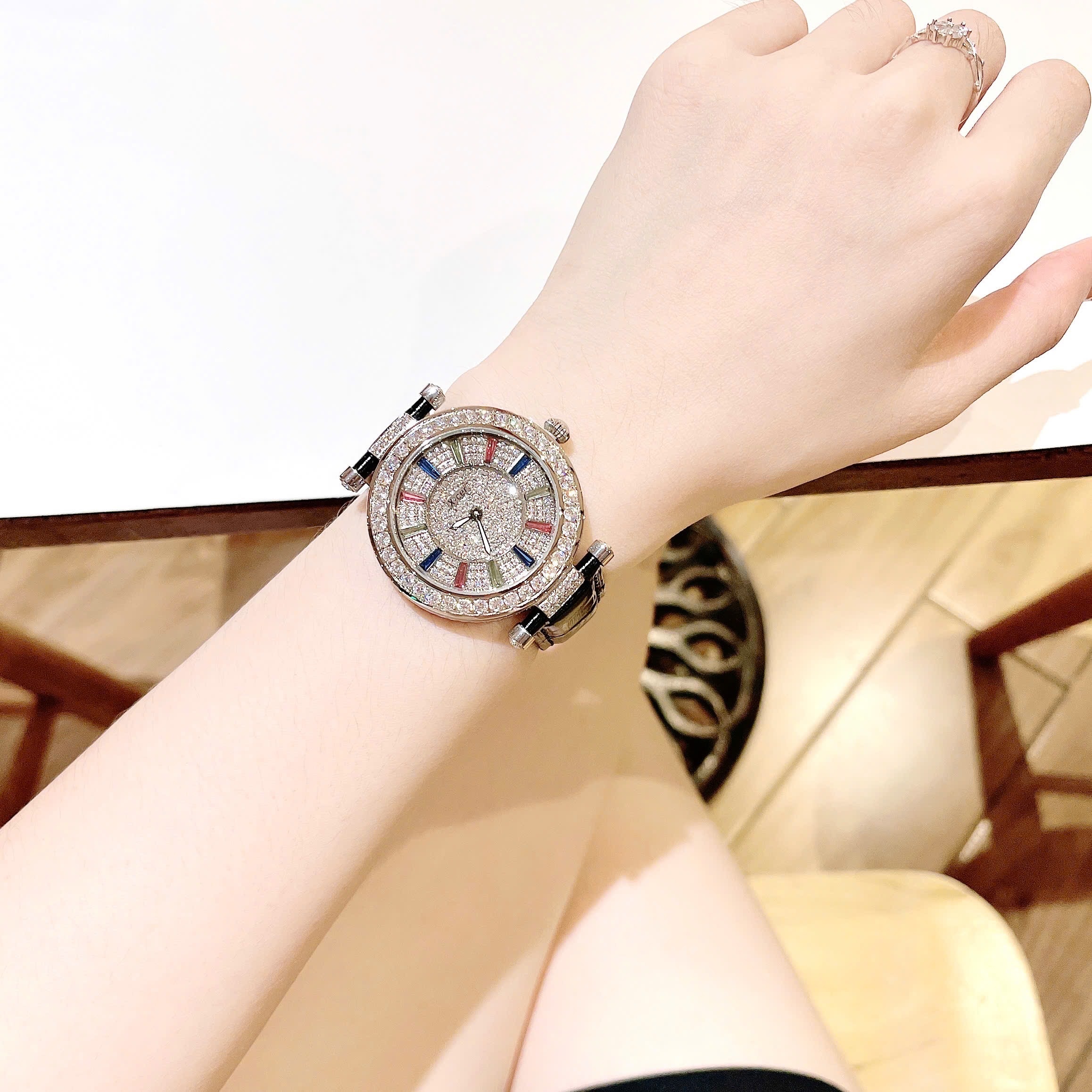 Đồng Hồ Xcer Ông Mặt Trời |Nữ Giới |Đính Đá |Silver |Dây Da Đen |Máy Pin (Quartz) |Size 38mm |donghogiatot.vn