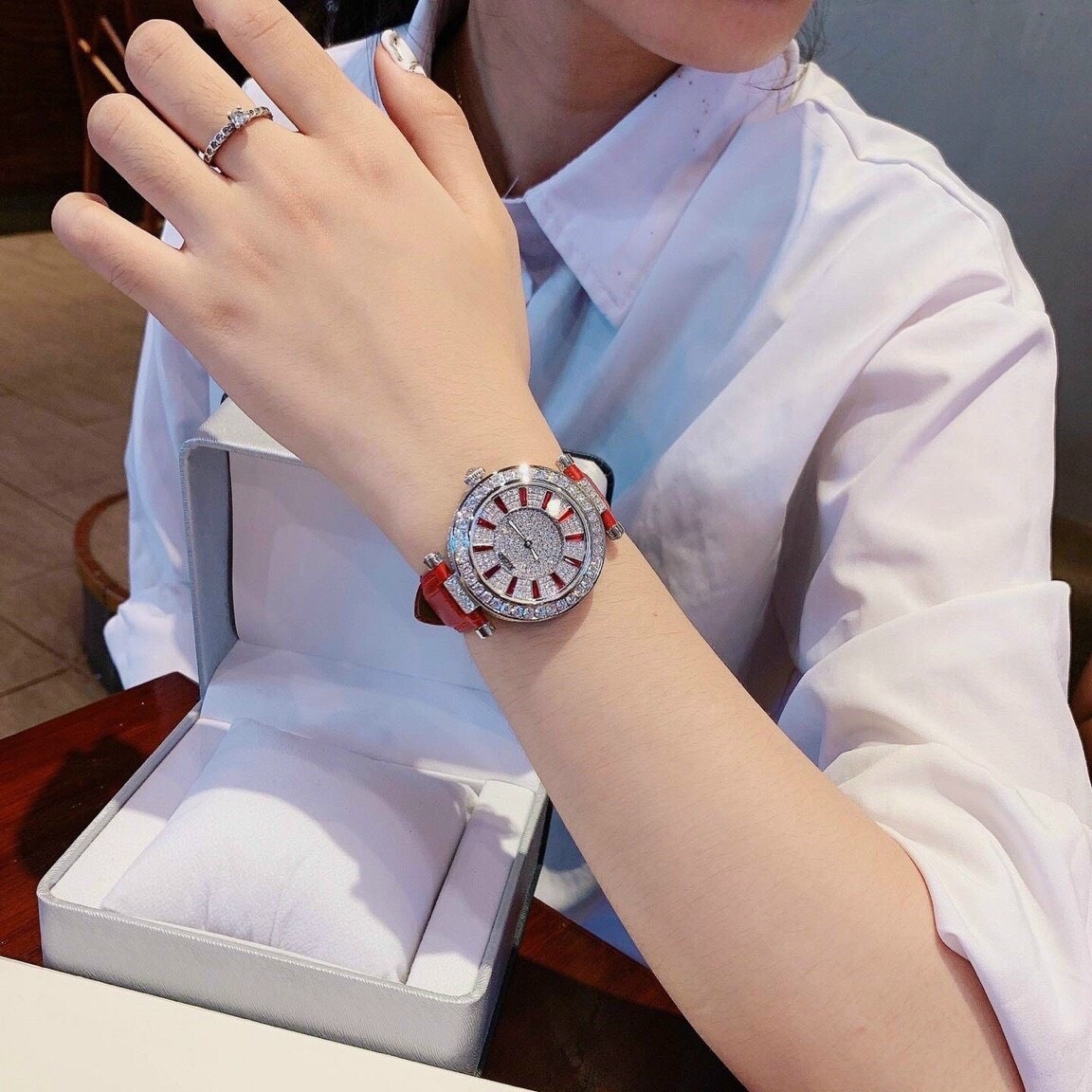 Đồng Hồ Xcer Ông Mặt Trời |Nữ Giới |Mặt Full Đá |Silver |Dây Da Đỏ |Máy Pin (Quartz) |Size 38mm |donghogiatot.vn