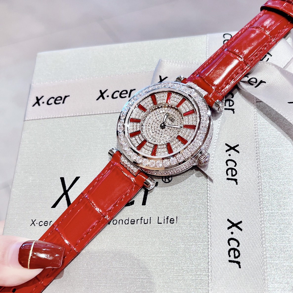 Đồng Hồ Xcer Ông Mặt Trời |Nữ Giới |Mặt Full Đá |Silver |Dây Da Đỏ |Máy Pin (Quartz) |Size 38mm |donghogiatot.vn