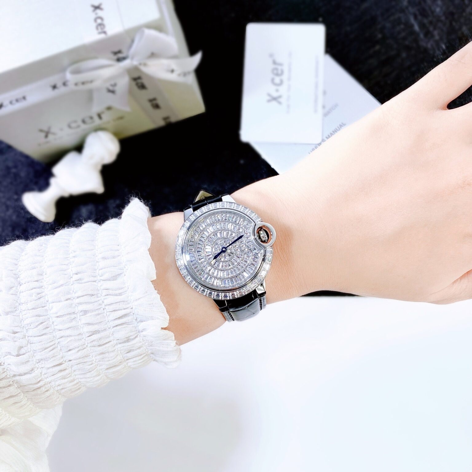 Đồng Hồ Xcer Tựa Cartier |Nữ Giới |Mặt Tròn |Full Đá |Silver |Dây Da Đen |Máy Pin (Quartz) |Size 36mm |donghogiatot.vn