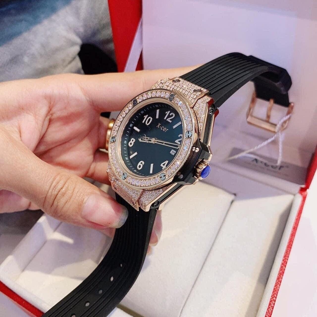 Đồng Hồ Xcer Tựa Hublot |Nữ Giới |Đính Đá Rose Gold |Dây Silicone Đen |Máy Pin (Quartz) |Size 36mm |donghogiatot.vn