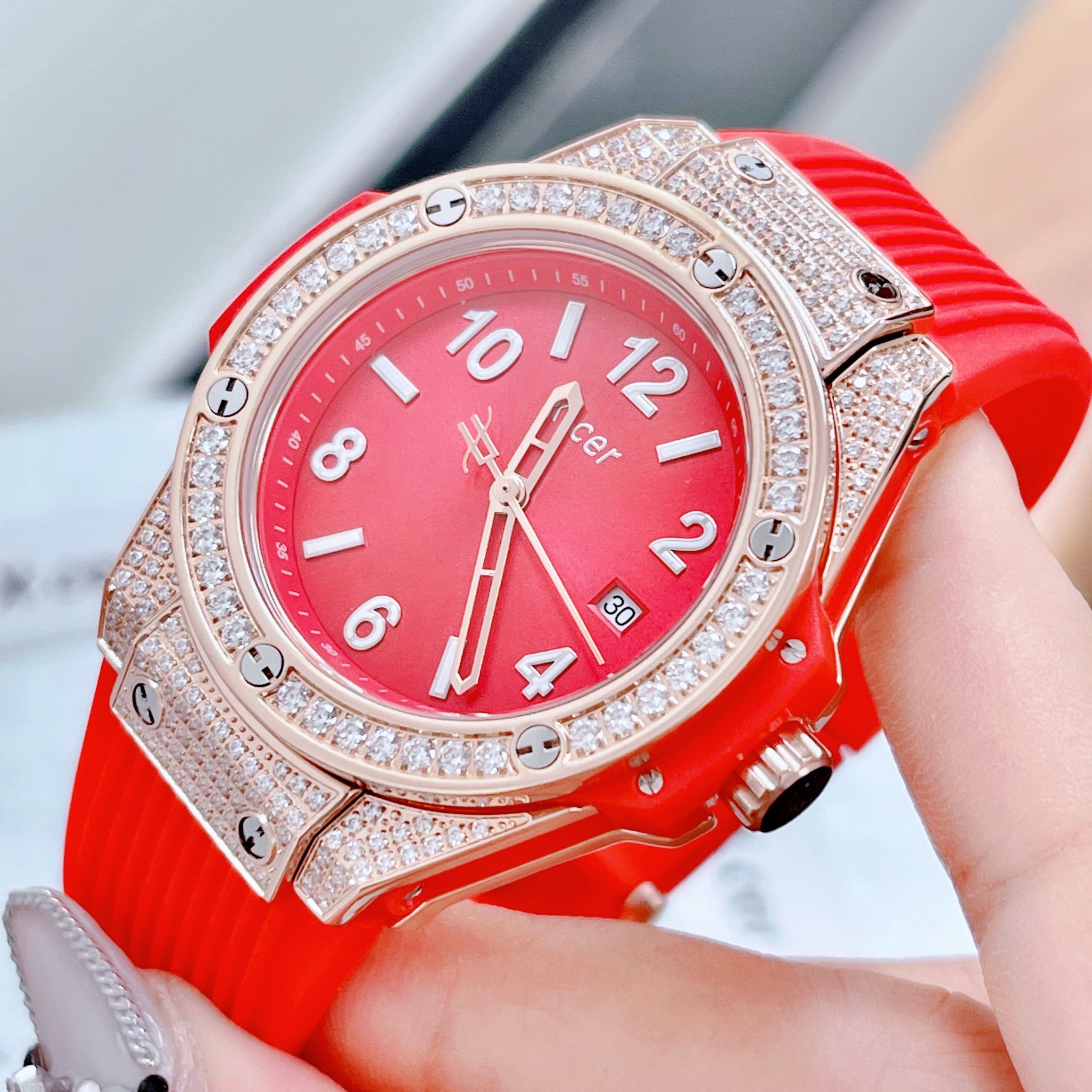 Đồng Hồ Xcer Tựa Hublot |Nữ Giới |Đính Đá Rose Gold |Dây Silicone Đỏ |Máy Pin (Quartz) |Size 36mm |donghogiatot.vn