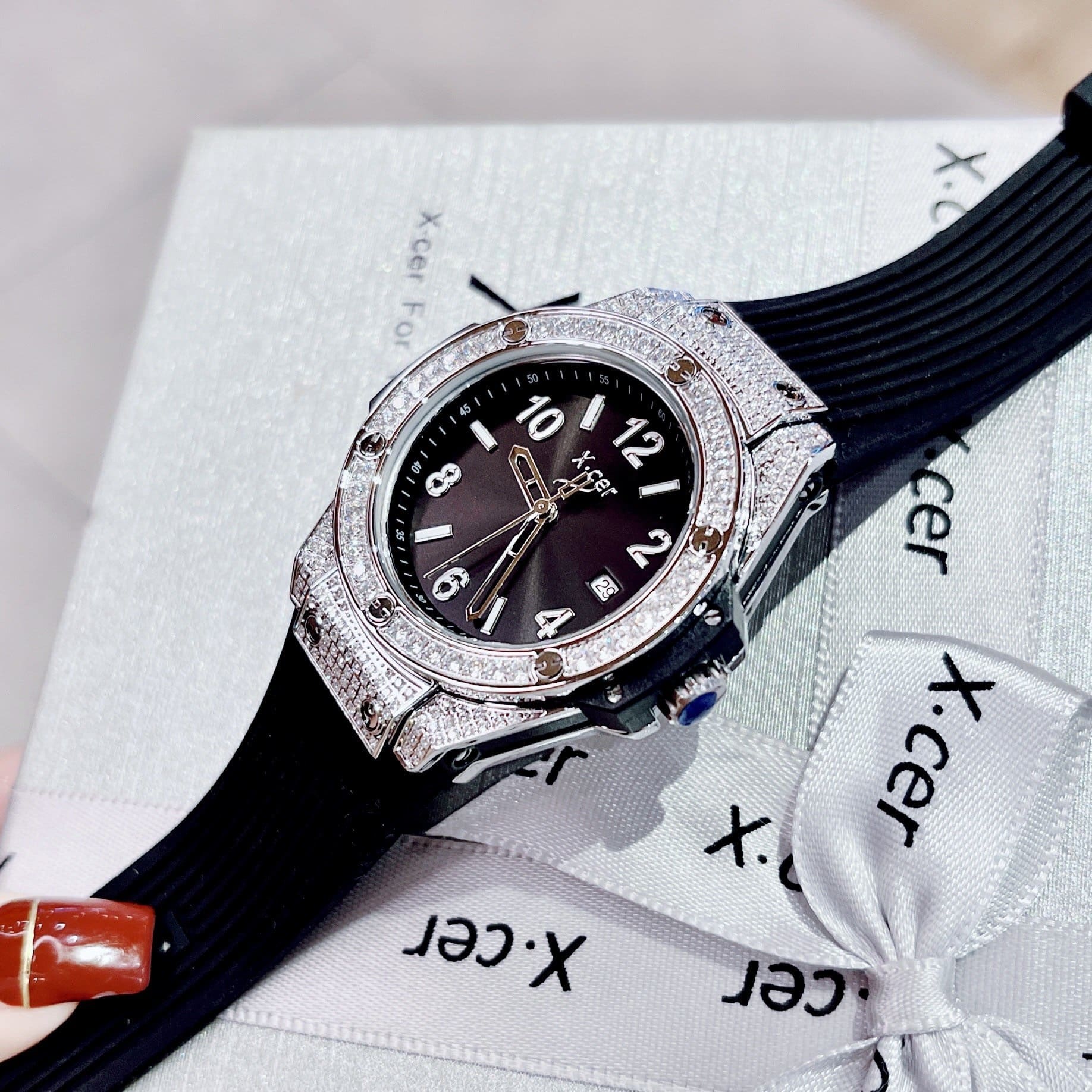 Đồng Hồ Xcer Tựa Hublot |Nữ Giới |Đính Đá Silver |Dây Silicone Đen |Máy Pin (Quartz) |Size 36mm |donghogiatot.vn