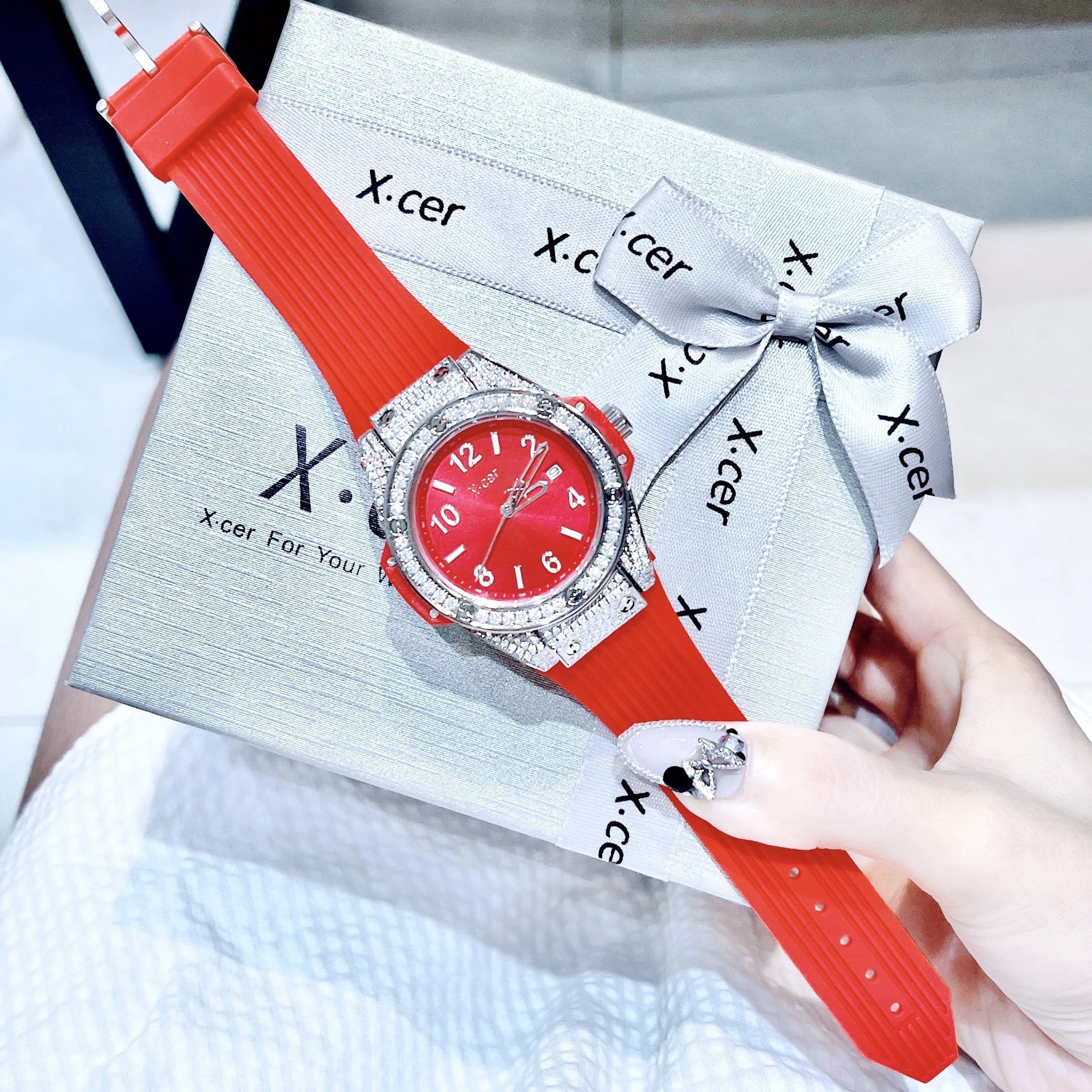 Đồng Hồ Xcer Tựa Hublot |Nữ Giới |Đính Đá Silver |Dây Silicone Đỏ |Máy Pin (Quartz) |Size 36mm |donghogiatot.vn