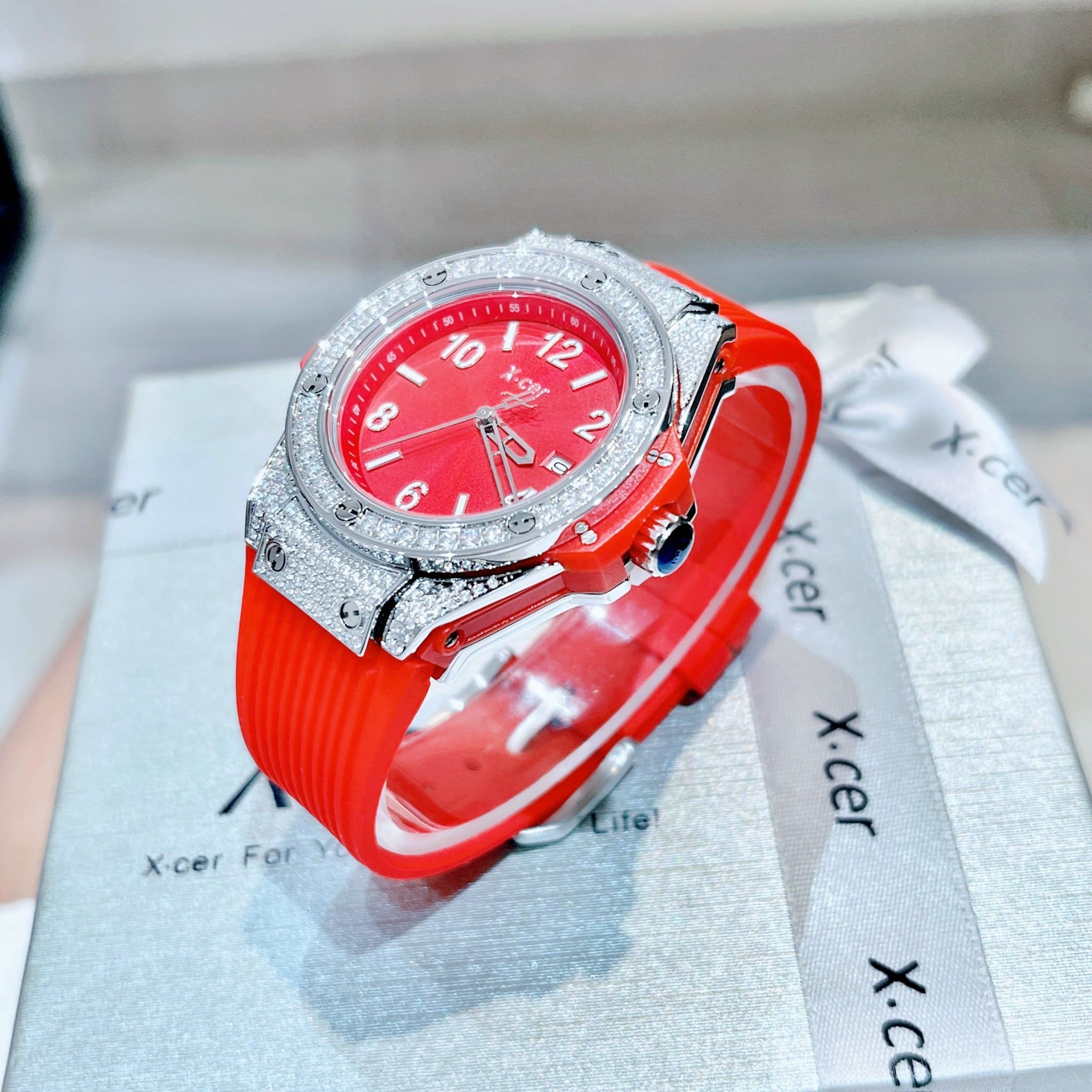 Đồng Hồ Xcer Tựa Hublot |Nữ Giới |Đính Đá Silver |Dây Silicone Đỏ |Máy Pin (Quartz) |Size 36mm |donghogiatot.vn