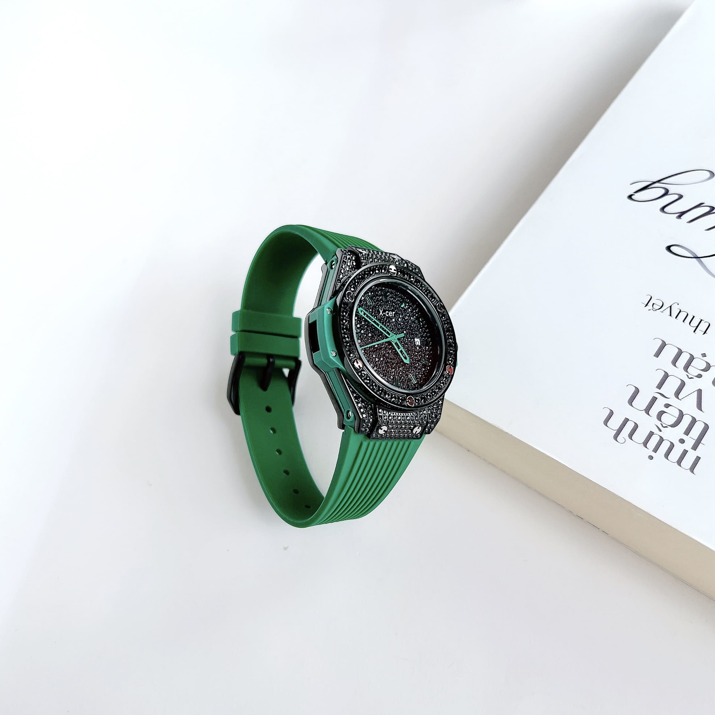 Đồng Hồ Xcer Tựa Hublot |Nữ Giới |Full Đá Đen |Dây Cao Su Xanh Lá |Máy Pin (Quartz) |Size 34mm |donghogiatot.vn
