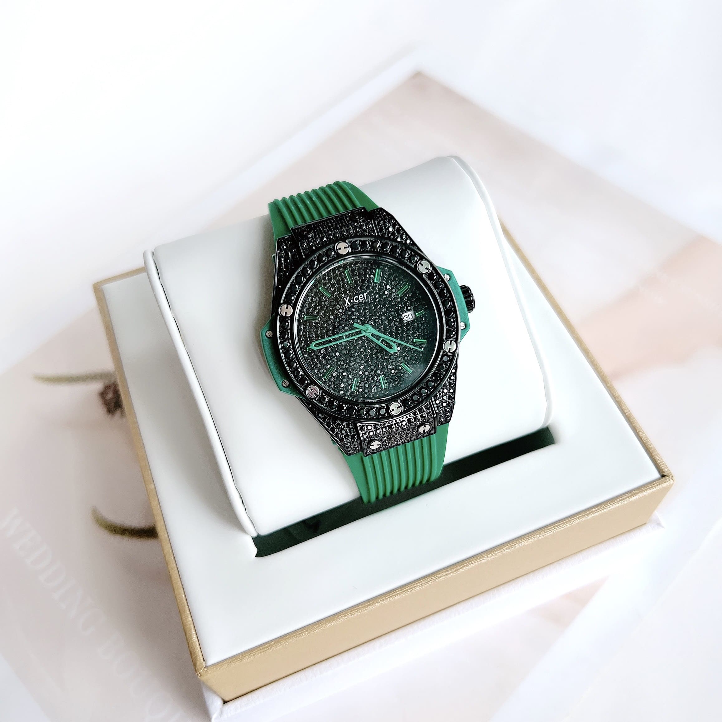 Đồng Hồ Xcer Tựa Hublot |Nữ Giới |Full Đá Đen |Dây Cao Su Xanh Lá |Máy Pin (Quartz) |Size 34mm |donghogiatot.vn