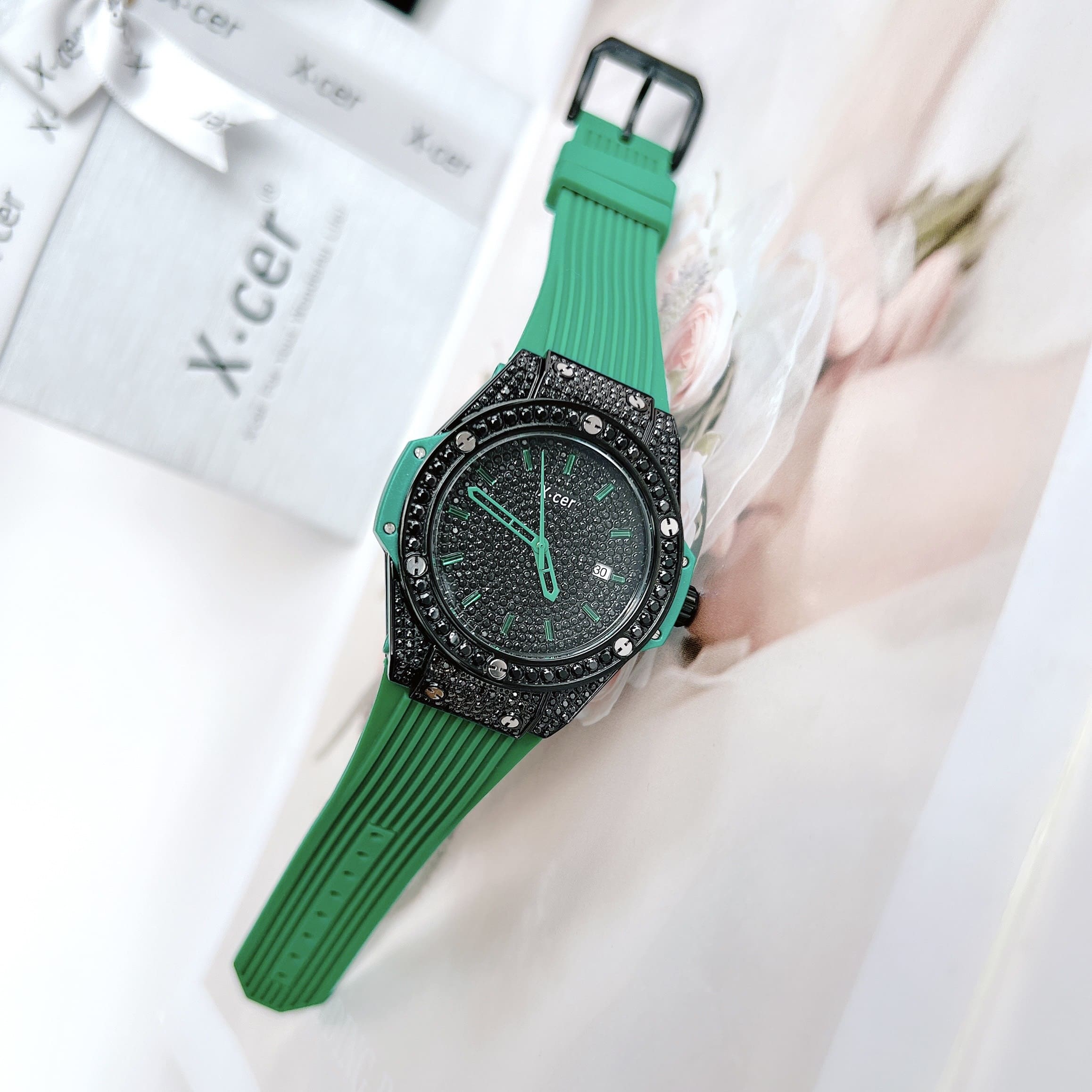 Đồng Hồ Xcer Tựa Hublot |Nữ Giới |Full Đá Đen |Dây Cao Su Xanh Lá |Máy Pin (Quartz) |Size 34mm |donghogiatot.vn