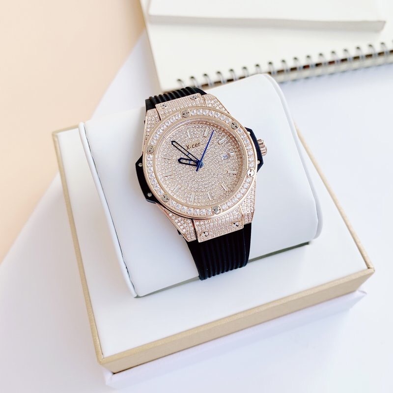 Đồng Hồ Xcer Tựa Hublot |Nữ Giới |Full Đá Rose Gold |Dây Cao Su Đen |Máy Pin (Quartz) |Size 34mm |donghogiatot.vn