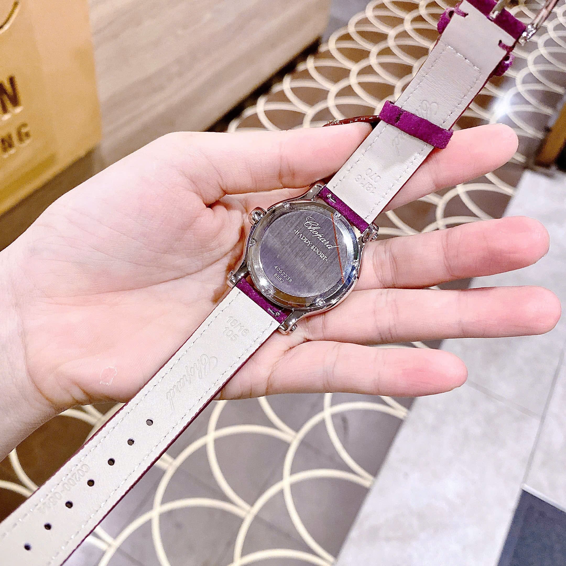 Đồng Hồ Chopard Happy Sport |Nữ Giới |Đính Đá Rơi |Dây Da Màu Tím |Máy Pin (Quartz) |Size 34mm |donghogiatot.vn