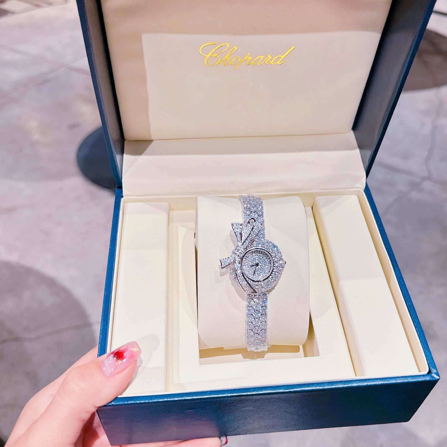 Đồng Hồ Chopard Mặt Đính Nơ |Nữ Giới |Dây Kim Loại Đính Đá Silver |Máy Pin (Quartz) |Size 30mm |donghogiatot.vn