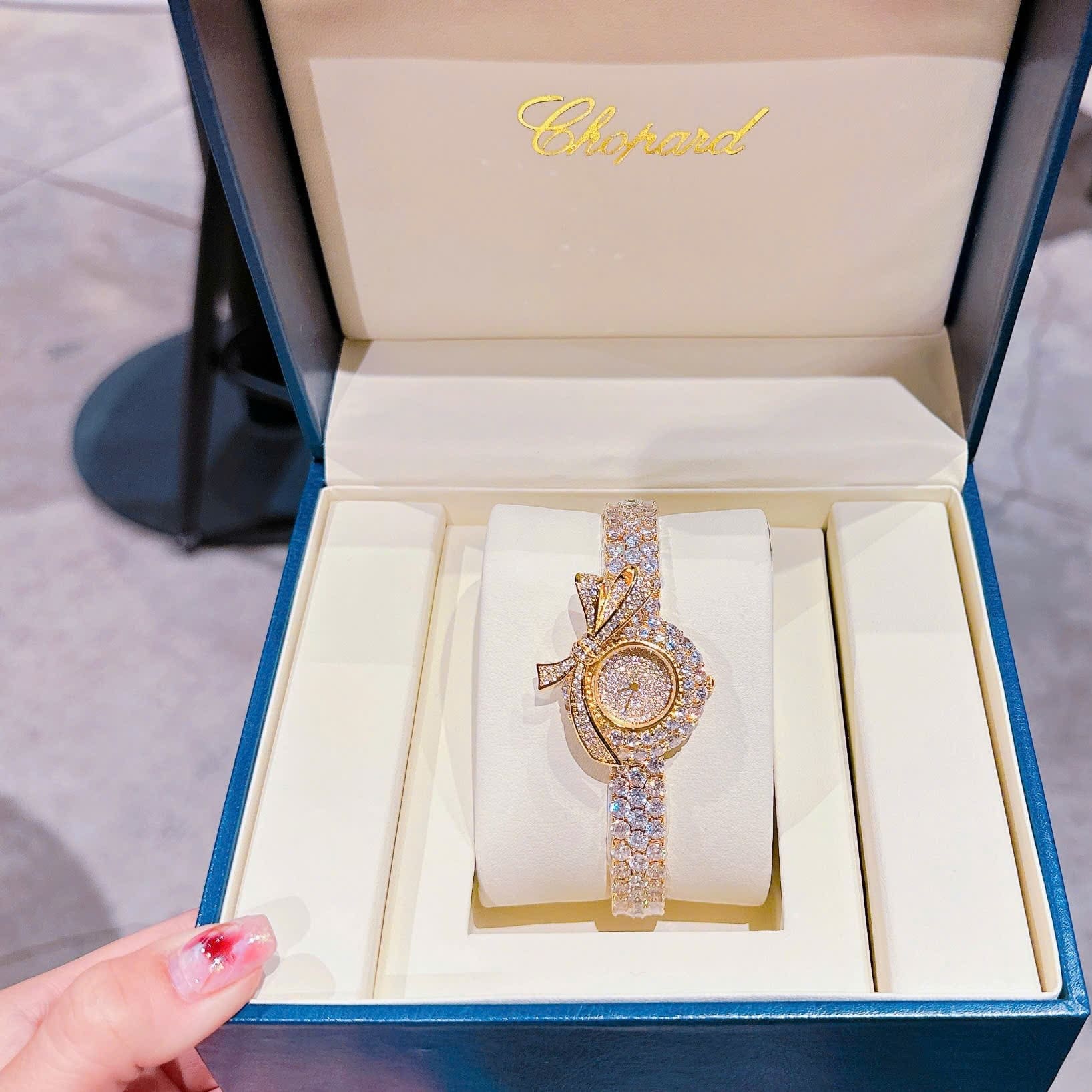 Đồng Hồ Chopard Mặt Nơ |Nữ Giới |Full Đá |Dây Kim Loại Vàng Gold |Máy Pin (Quartz) |Size 30mm |donghogiatot.vn