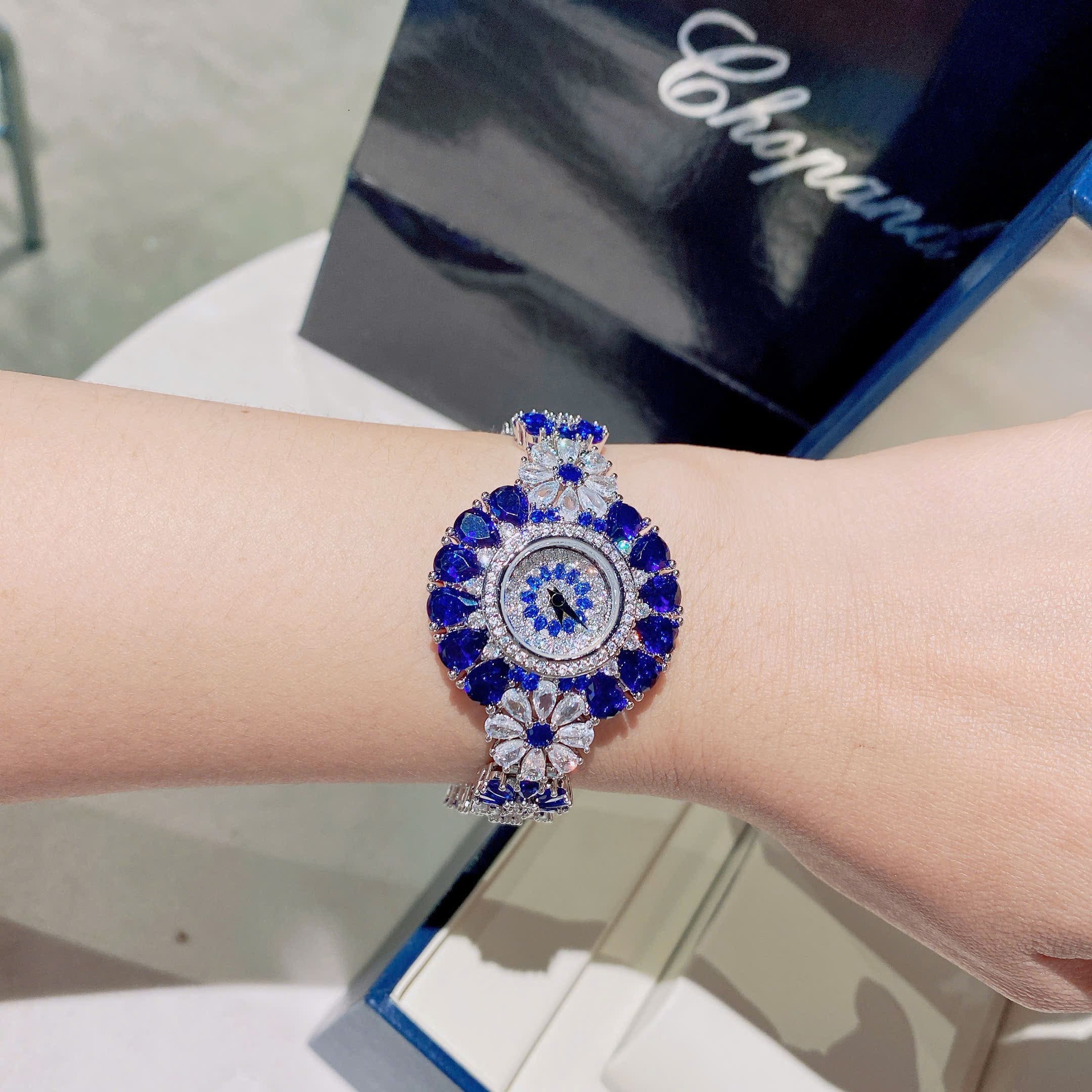 Đồng Hồ Chopard Đính Pha Lê Xanh Dương |Nữ Giới |Vòng Tay Hoa Mai Silver |Máy Pin (Quartz) |Size 34mm |donghogiatot.vn