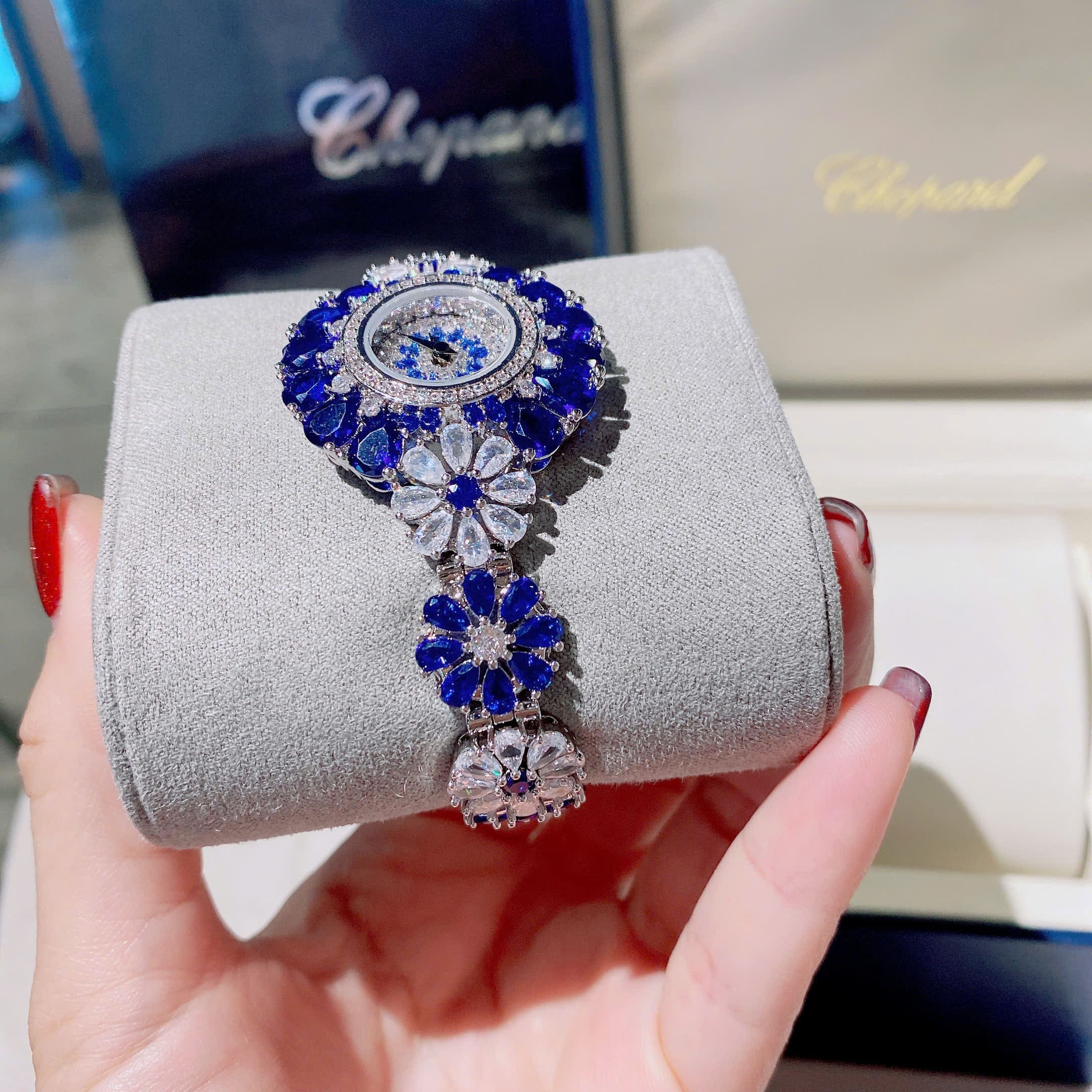 Đồng Hồ Chopard Đính Pha Lê Xanh Dương |Nữ Giới |Vòng Tay Hoa Mai Silver |Máy Pin (Quartz) |Size 34mm |donghogiatot.vn
