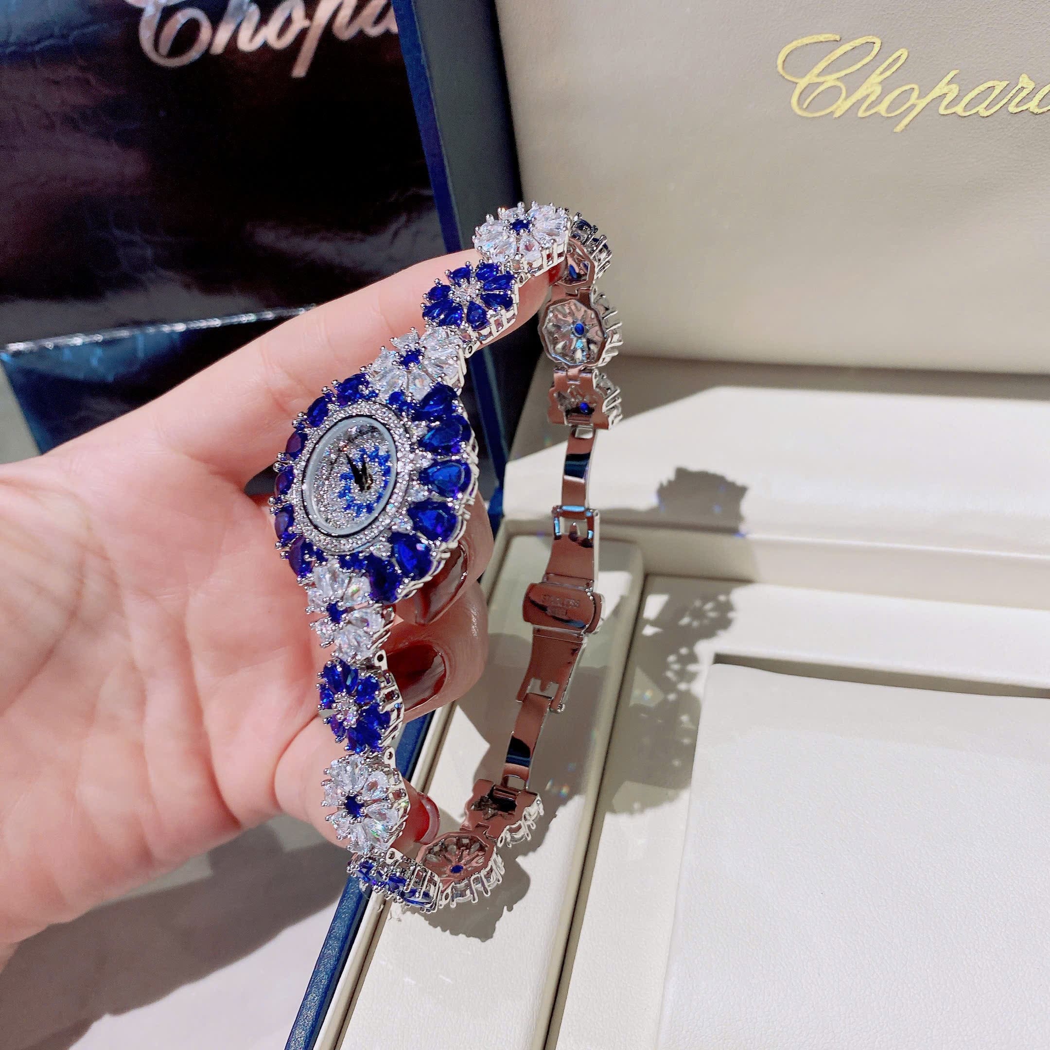 Đồng Hồ Chopard Đính Pha Lê Xanh Dương |Nữ Giới |Vòng Tay Hoa Mai Silver |Máy Pin (Quartz) |Size 34mm |donghogiatot.vn