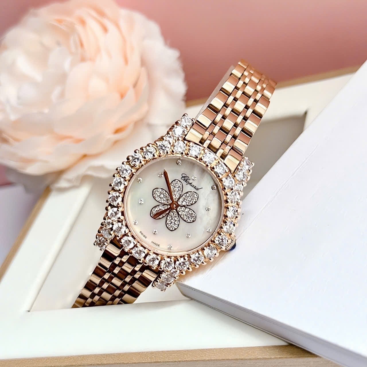 Đồng Hồ Chopard Mặt Xà Cừ |Nữ Giới |Bông Hoa Đính Đá |Dây Kim Loại Rose Gold |Máy Pin (Quartz) |Size 30mm |donghogiatot.vn