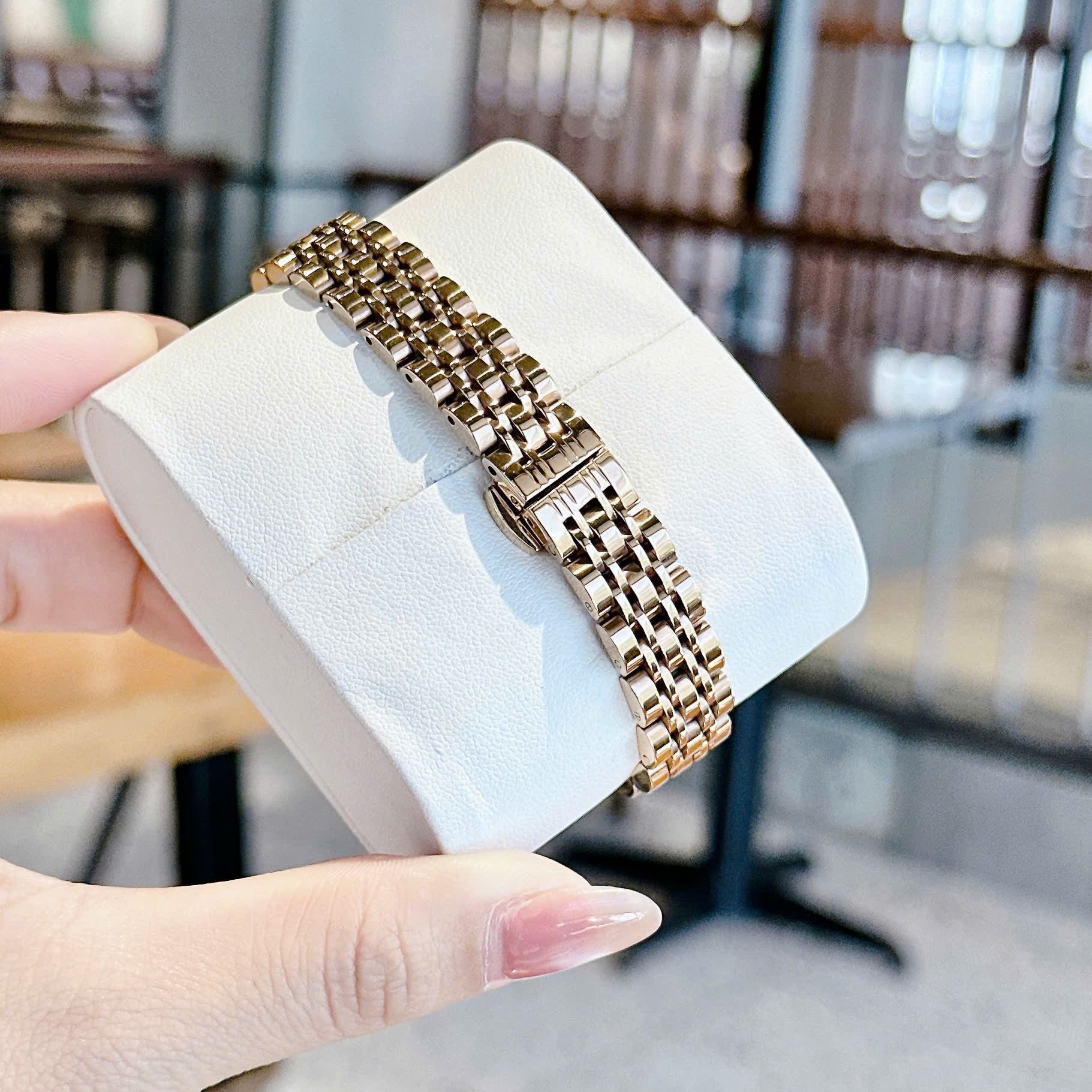 Đồng Hồ Chopard Mặt Xà Cừ |Nữ Giới |Bông Hoa Đính Đá |Dây Kim Loại Rose Gold |Máy Pin (Quartz) |Size 30mm |donghogiatot.vn