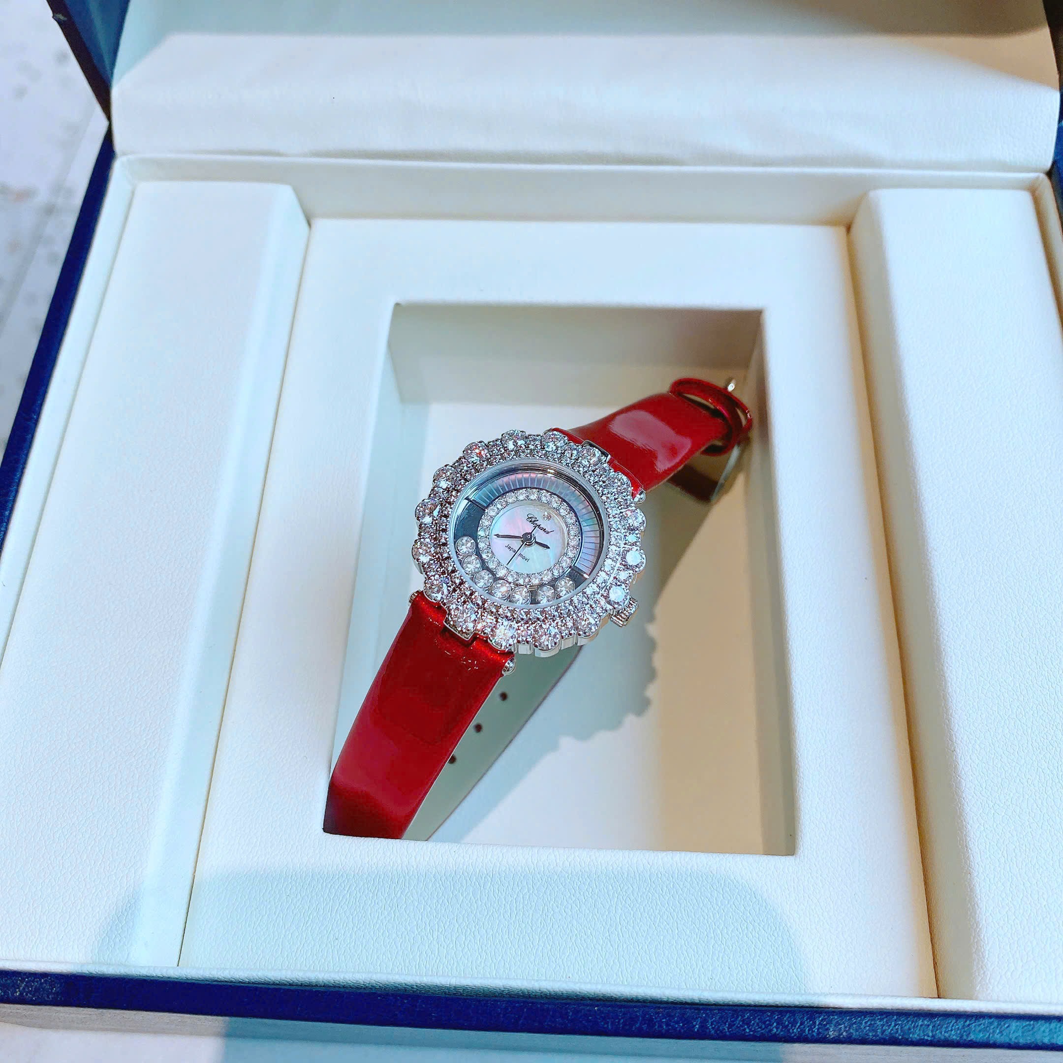 Đồng Hồ Chopard Happy Diamonds |Nữ Giới |Đính Đá |Dây Da Đỏ |Máy Pin (Quartz) |Size 30mm |donghogiatot.vn