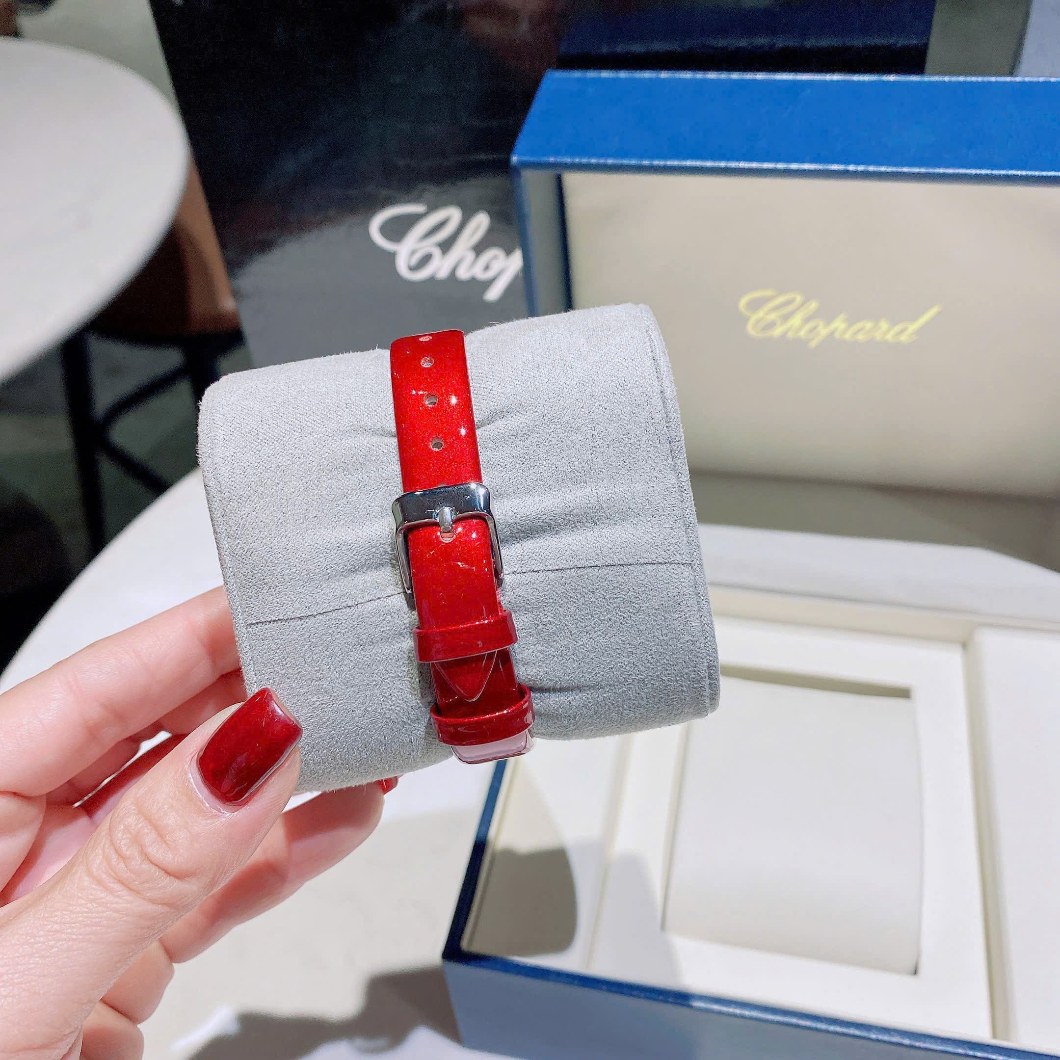 Đồng Hồ Chopard Happy Diamonds |Nữ Giới |Đính Đá |Dây Da Đỏ |Máy Pin (Quartz) |Size 30mm |donghogiatot.vn