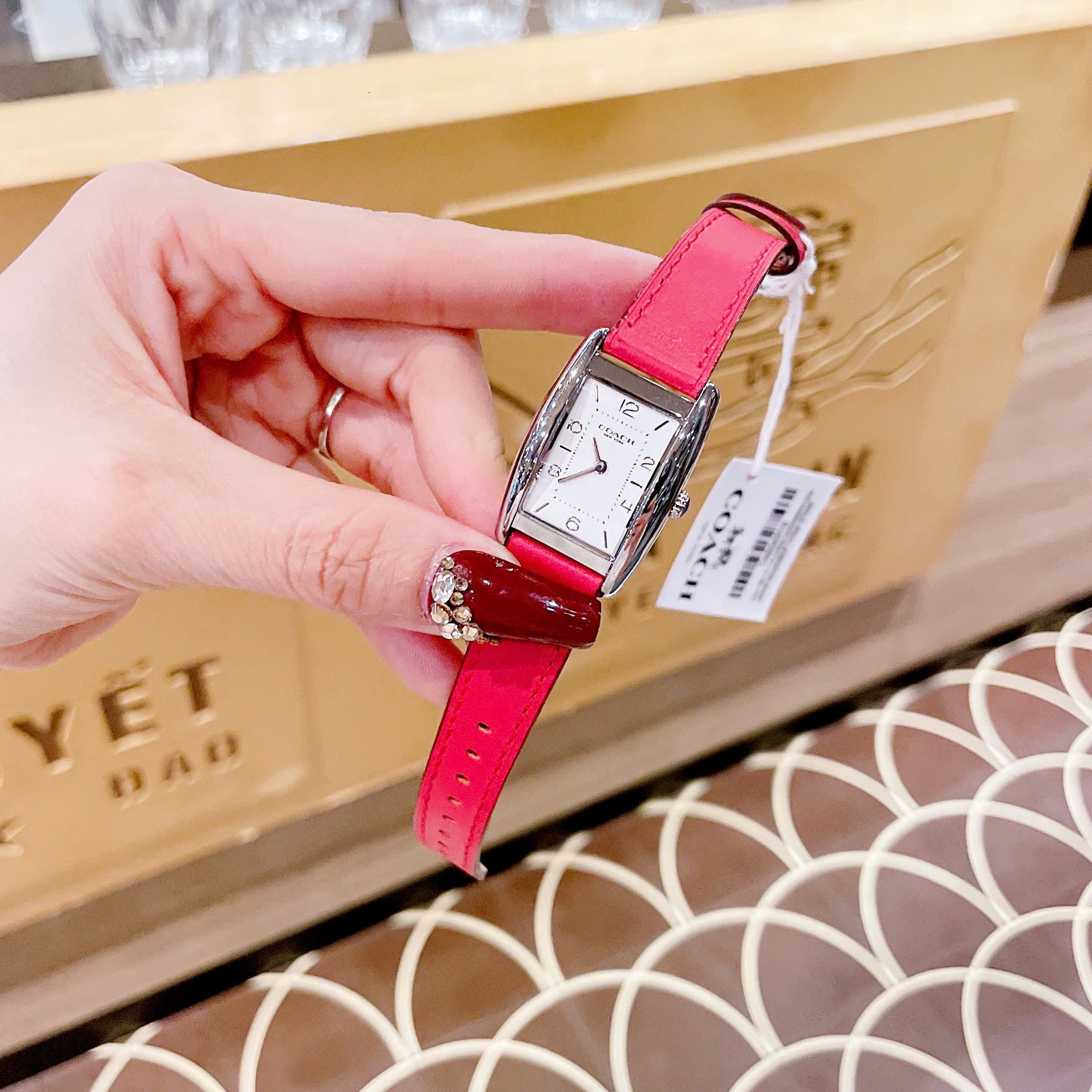 Đồng Hồ Coach Reese |Nữ Giới |Mặt Chữ Nhật |Silver |Dây Da Màu Đỏ |Máy Pin (Quartz) |Size 24x35mm |donghogiatot.vn