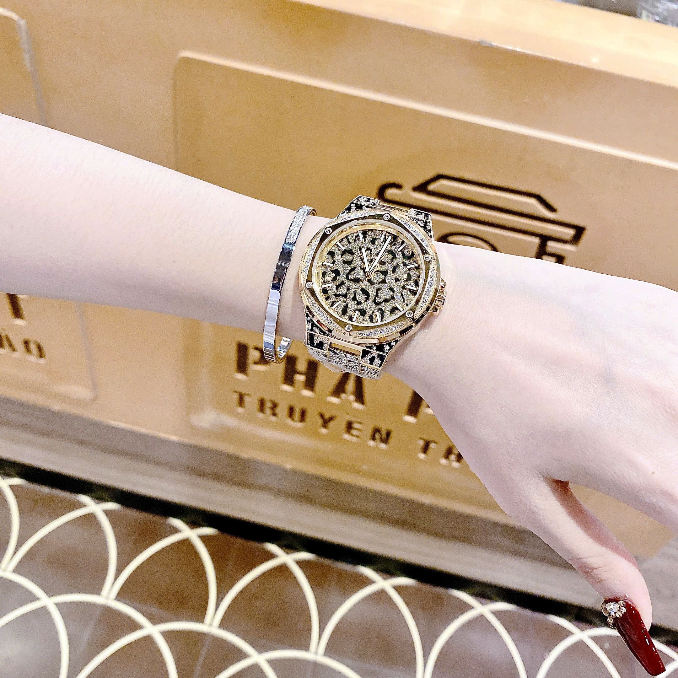 Đồng Hồ Michael Kors Lennox |Unisex |Vàng Gold |Dây Kim Loại Họa Tiết Báo |Máy Pin (Quartz) |Size 43mm |donghogiatot.vn