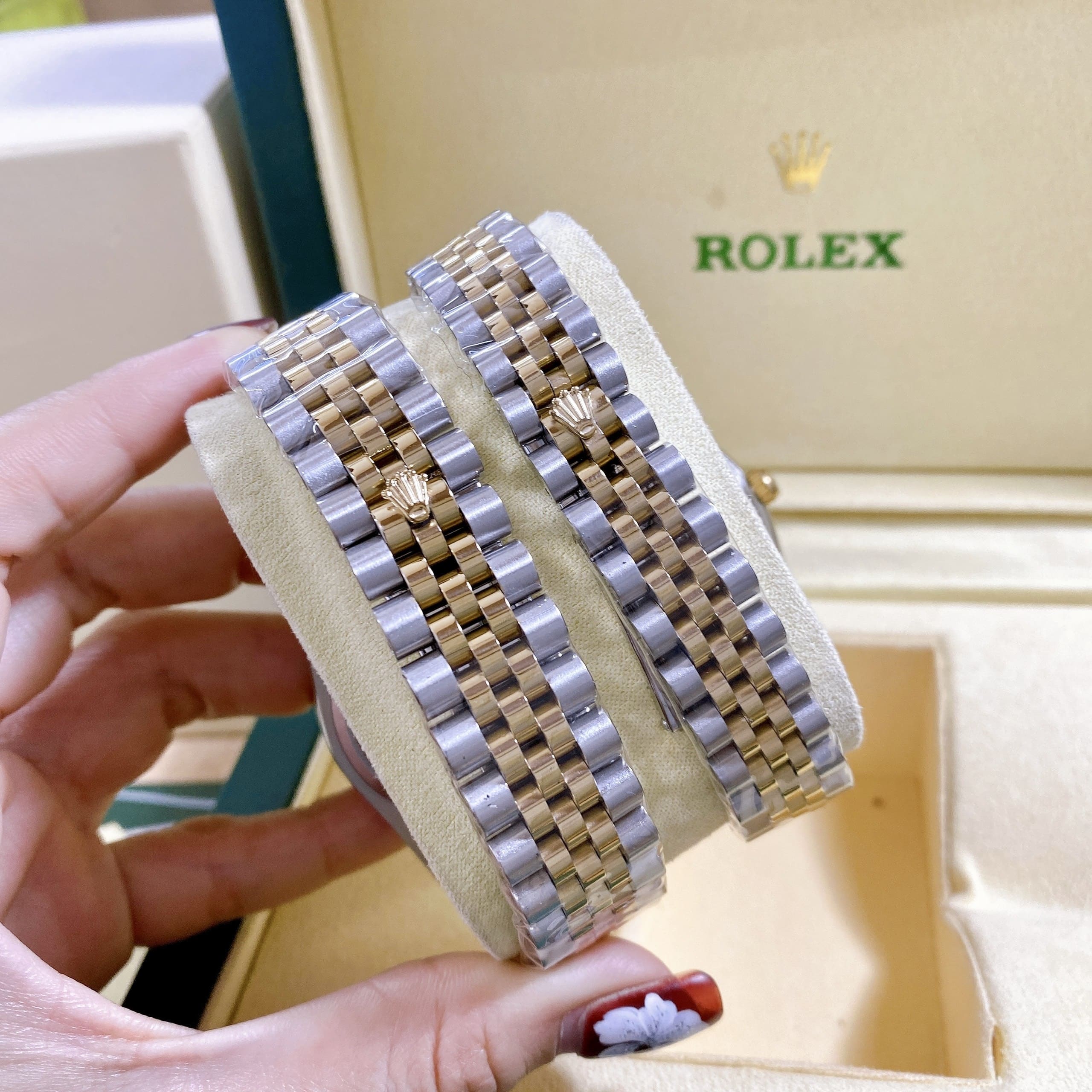 Đồng Hồ Rolex Đính Đá |Cặp Đôi |Mặt Trắng |Dây Kim Loại Demi Vàng |Máy Pin (Máy Quartz) |Size 36x31mm |donghogiatot.vn