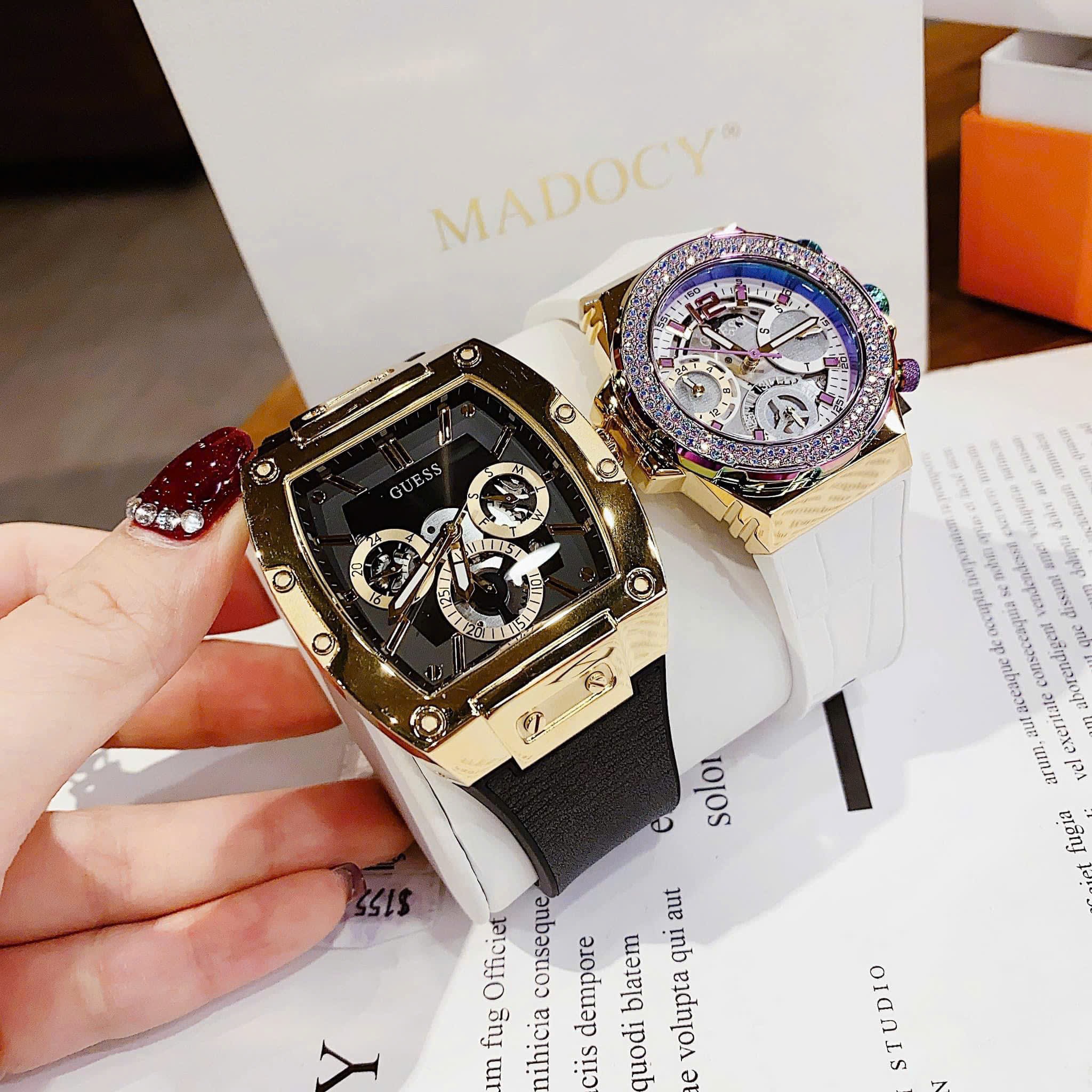 Đồng Hồ Guess Chronograph |Cặp Đôi |Vàng Gold |Đính Đá |Dây Cao Su |Size 43x36mm |donghogiatot.vn