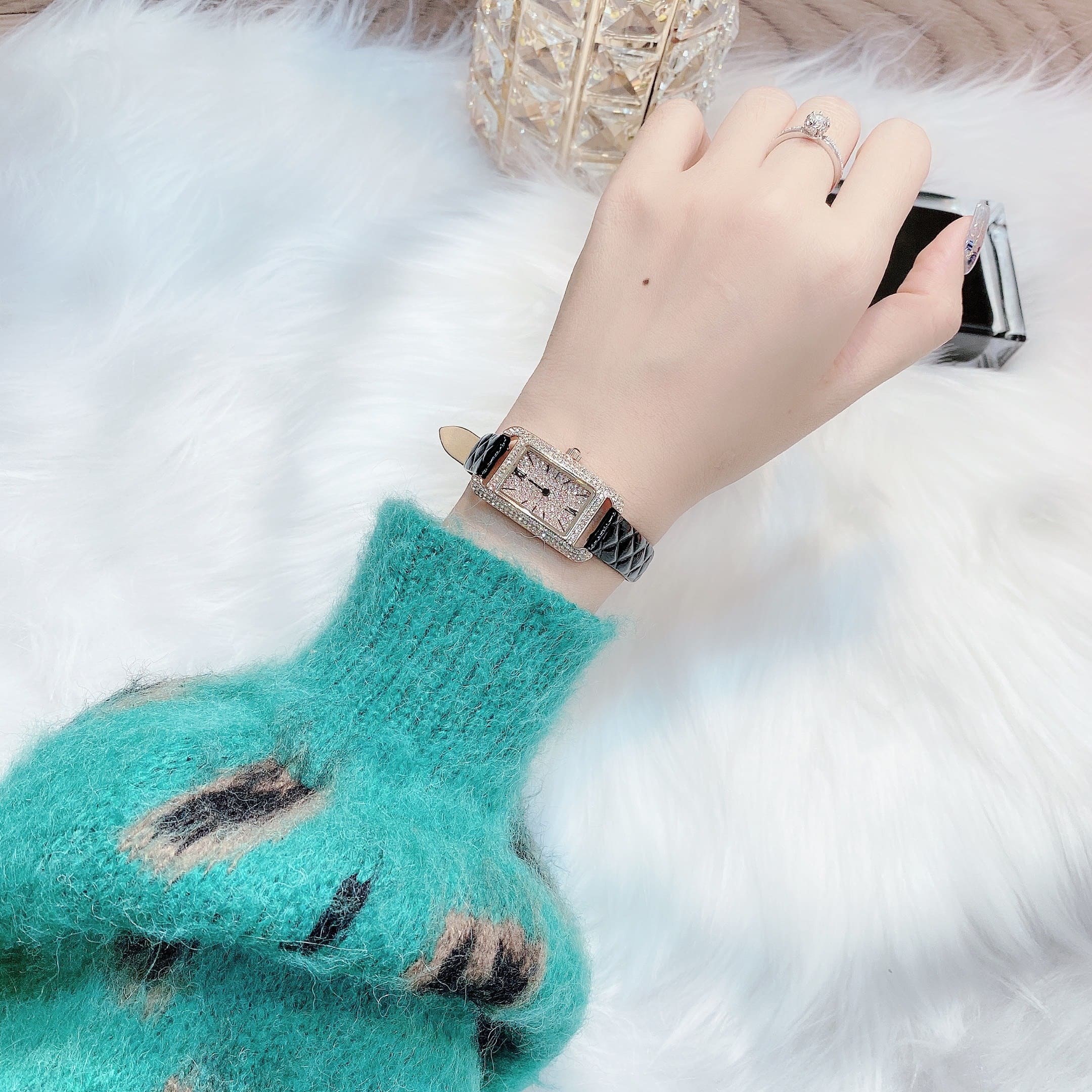 Đồng Hồ Davena Mặt Chữ Nhật |Nữ Giới |Đính Đá |Rose Gold |Dây Da Đen |Máy Pin (Quartz) |Size 21x27mm |donghogiatot.vn