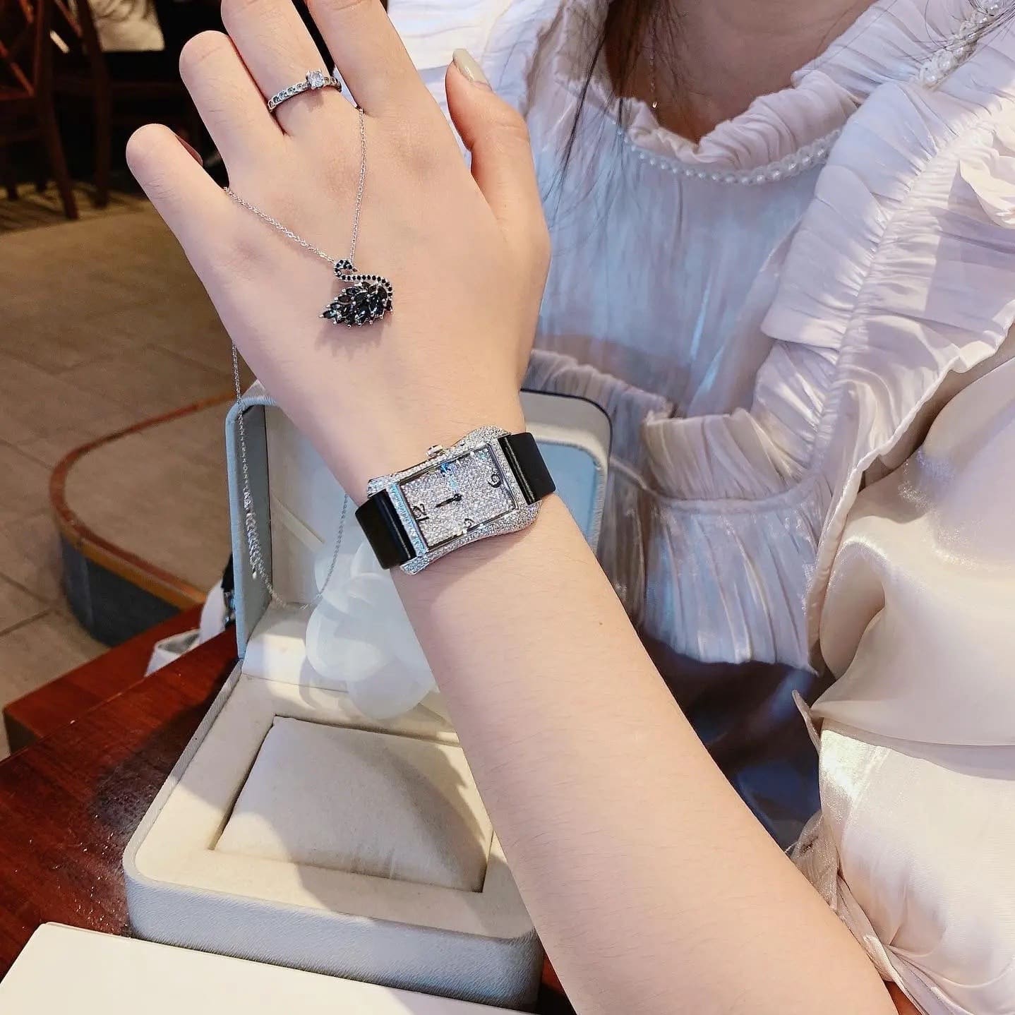 Đồng Hồ Davena Tựa Hermes |Nữ Giới |Full Đá Trắng Silver |Dây Da Đen |Máy Pin (Máy Quartz) |Size 28x40mm |donghogiatot.vn